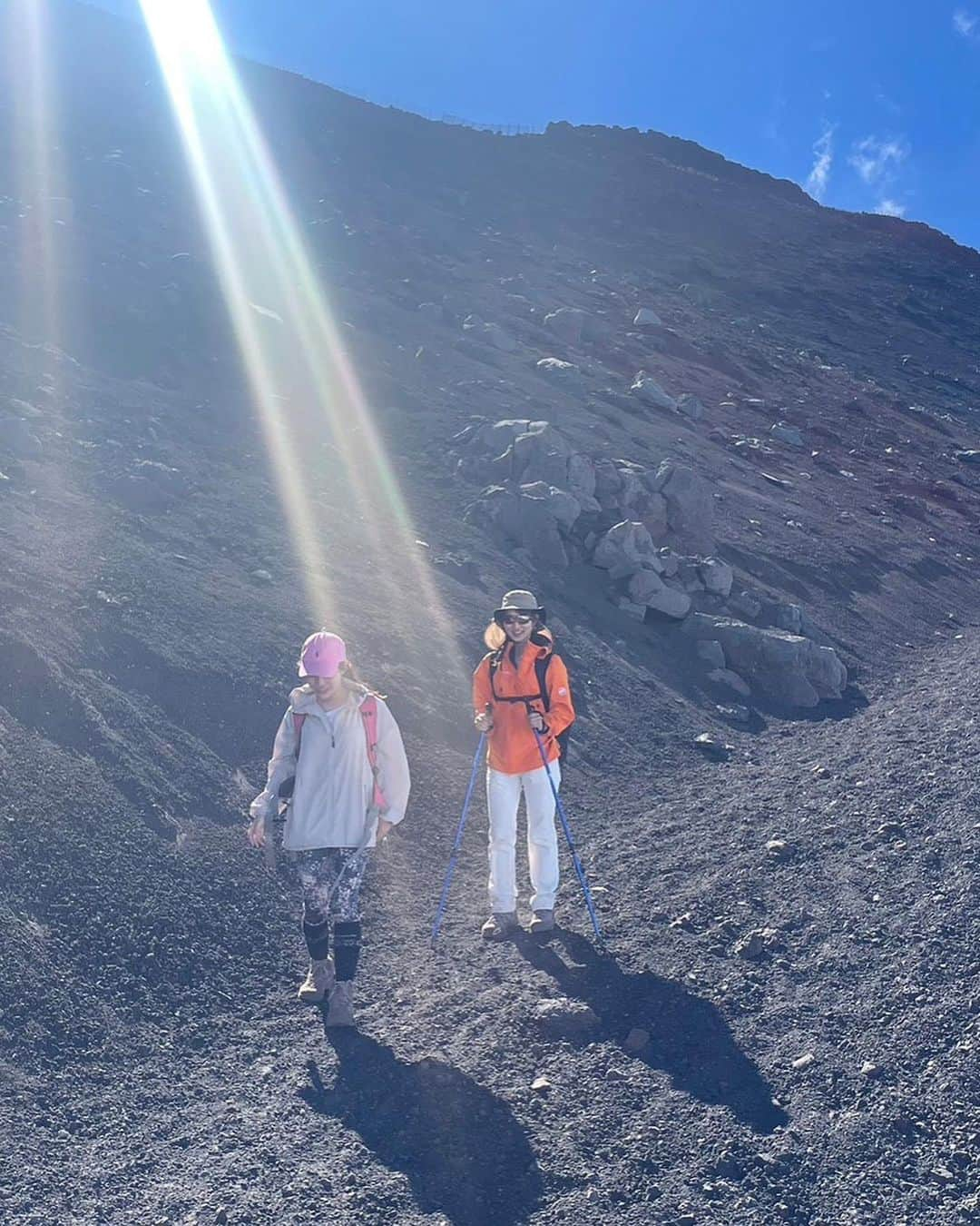 安藤萌々さんのインスタグラム写真 - (安藤萌々Instagram)「7月。土日のお休みで富士山に登ってきました🗻  学校行事以外では初の登山。 親友たちと一生の思い出が出来ました😆 ・ ・ 急な角度の岩場は下を見たら怖いですし、 脚に乳酸が溜まってキツかったですが、 キャディバッグを背負っていない分軽くて楽かも？ 夏場のゴルフ部の合宿よりは余裕！と笑顔で登頂……  しかし！！！ 私には下山が試練でした！😫  坂で膝がガクガクに…！！！キツかった〜🫢笑   今日は #山の日 #富士登山 #富士山 #山登り #休日の過ごし方  #親友 #絶景 #富士山登山  #富士吉田ルート #mountain  #climbing  #mtfuji  #mtfujijapan #japan #fuji」8月11日 17時02分 - momo_ando_ex