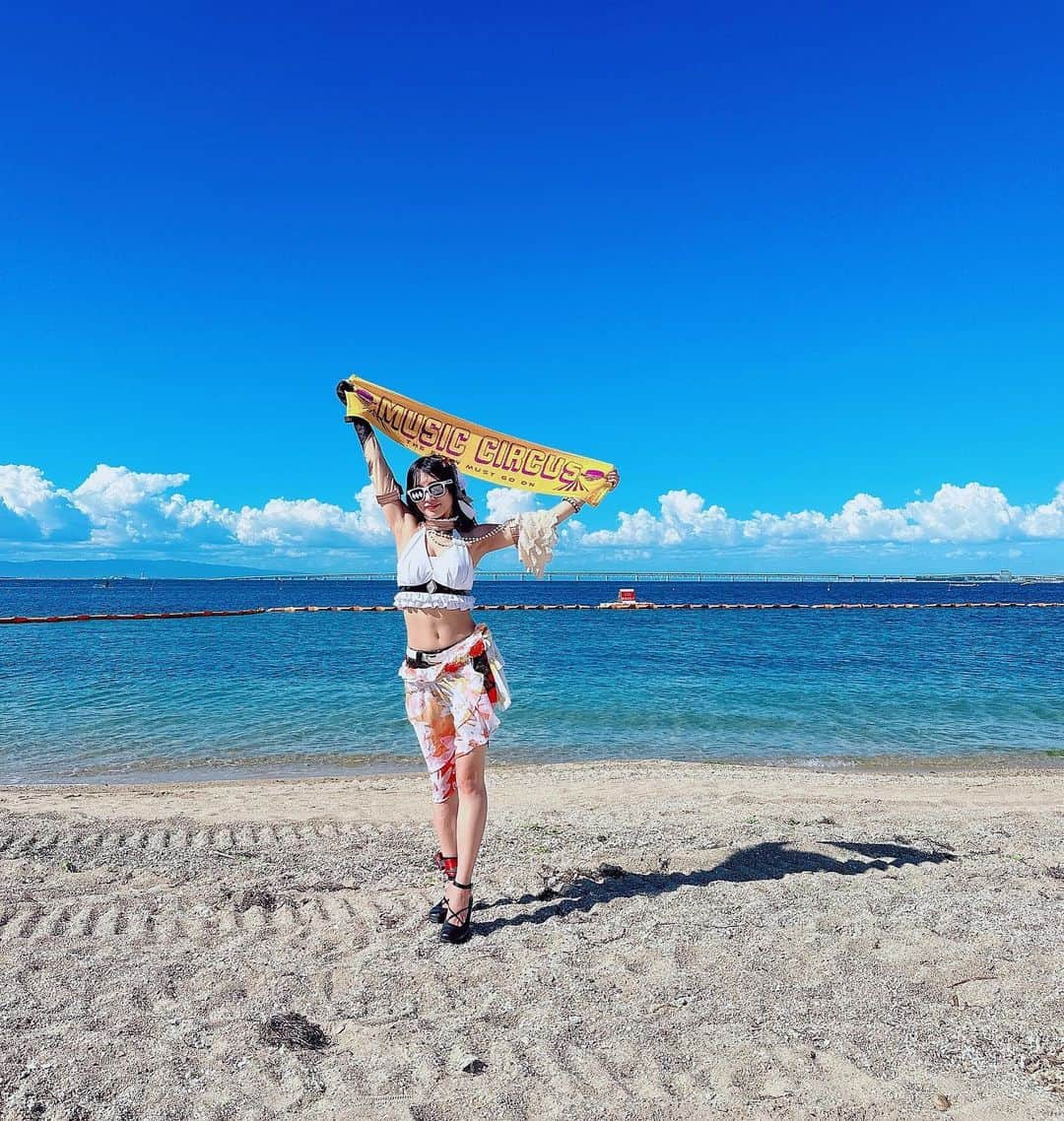 根岸愛さんのインスタグラム写真 - (根岸愛Instagram)「🏝🕶🏝 . #MUSICCIRCUS2023 ありがとうございました🥰 暑すぎたなあああ😖✨ あつくてあつくて🥵💦 でもめちゃくちゃ楽しかったです！ 夏フェス最高💕 どんなにパリピを装ったって陰キャ出身の私は どうしても陰キャが滲み出る🥺 グッズ可愛いかった💕 #MUSICCIRCUS #Merm4id ミュージックサーカス　#海 #夏フェス #Summer」8月11日 16時57分 - negishiai927