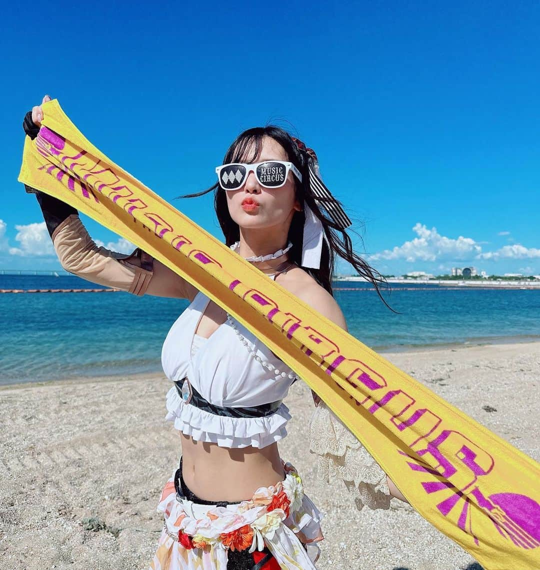 根岸愛さんのインスタグラム写真 - (根岸愛Instagram)「🏝🕶🏝 . #MUSICCIRCUS2023 ありがとうございました🥰 暑すぎたなあああ😖✨ あつくてあつくて🥵💦 でもめちゃくちゃ楽しかったです！ 夏フェス最高💕 どんなにパリピを装ったって陰キャ出身の私は どうしても陰キャが滲み出る🥺 グッズ可愛いかった💕 #MUSICCIRCUS #Merm4id ミュージックサーカス　#海 #夏フェス #Summer」8月11日 16時57分 - negishiai927