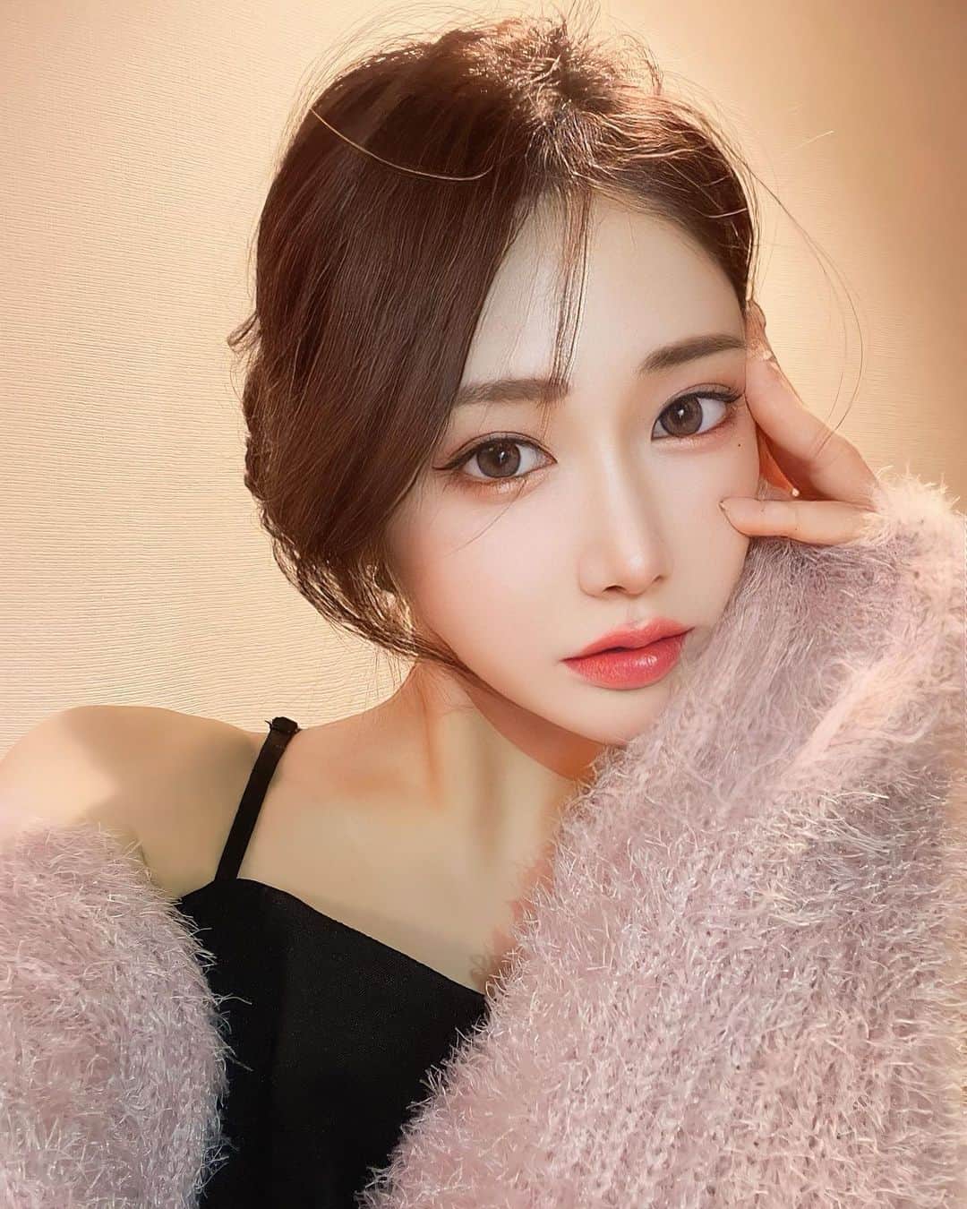 下津明日香のインスタグラム：「・ 🇰🇷  【着用カラコンは ＃ルナナチュラル　のピーチ🍑🩷】  前回渡韓した際に受けた肌治療と施術まとめて 下さいとDM結構きてたから書いておきます！ 最終日にまとめて行った✌️どっちも2回目の来院✨  🏥ダブルMクリニック ・シルファームX ・ジュベルックボリューム（2回目） ▶︎ほうれい線、ゴルゴ線、おでこ ・リジュラン、アイリジュラン（2回目） ▶︎安定に大泣き ・眉間ボトックス ・ホクロ除去1箇所 ・唇、口角ヒアルロン酸  前回同様、丁寧に顔を見ながら細かくアドバイス してもらえて、ここをこうした方がいいとか微調整 してもらえたりほんとに安心感がめちゃくちゃある クリニックだわ。。と再度実感した😭💕韓国なら ほんとにみんなに全力でおすすめできるクリニック  🏥オールリティング ・涙袋ヒアルロン酸  今回かなり内出血してまだダウンタイム中だけど 落ち着いたらいいかんじになりそう！あまり時間 がなかったから次回は院長先生おすすめのレーザー で肌治療とか受けてみたいなと思った☑️」