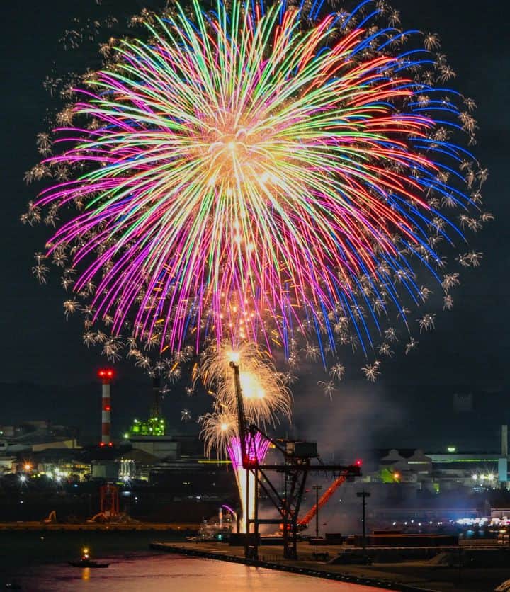 のインスタグラム：「. 7月下旬に和歌山港の安全を祈願して港まつり🎈が開催され、3000発の花火が打ち上げられました🎆港らしい景色と、花火がマッチしています！  📷：@kenji.f.007 📍：和歌山市近郊エリア 和歌山市  和歌山の写真に #nagomi_wakayama のハッシュタグをつけて投稿いただくと、その中から素敵な写真をリポストします😉 . . . #和歌山 #和歌山観光 #和歌山旅行 #わかやま #和みわかやま #wakayama #wakayamajapan #wakayamatrip #wakayamatravel #nagomi_wakayama #wakayamagram #夏祭り #花火 #港まつり #和歌山港 #夏の風物詩 #festival #japanesefestival #summerinjapan #fireworks #旅行 #国内旅行 #旅行好きな人と繋がりたい #観光 #travel #trip #travelgram #japan #travelphotography」