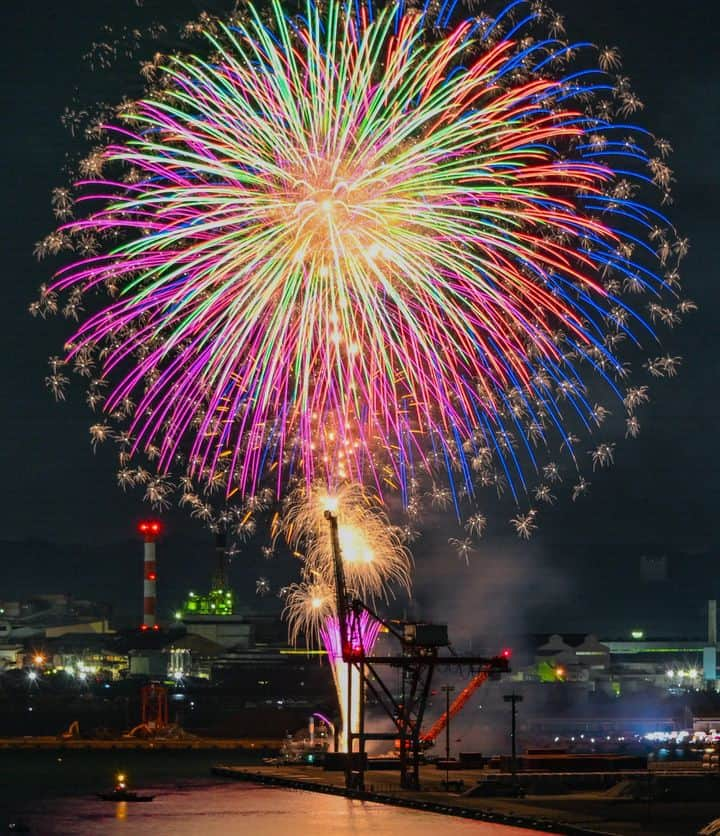 和みわかやまさんのインスタグラム写真 - (和みわかやまInstagram)「. 7月下旬に和歌山港の安全を祈願して港まつり🎈が開催され、3000発の花火が打ち上げられました🎆港らしい景色と、花火がマッチしています！  📷：@kenji.f.007 📍：和歌山市近郊エリア 和歌山市  和歌山の写真に #nagomi_wakayama のハッシュタグをつけて投稿いただくと、その中から素敵な写真をリポストします😉 . . . #和歌山 #和歌山観光 #和歌山旅行 #わかやま #和みわかやま #wakayama #wakayamajapan #wakayamatrip #wakayamatravel #nagomi_wakayama #wakayamagram #夏祭り #花火 #港まつり #和歌山港 #夏の風物詩 #festival #japanesefestival #summerinjapan #fireworks #旅行 #国内旅行 #旅行好きな人と繋がりたい #観光 #travel #trip #travelgram #japan #travelphotography」8月11日 17時00分 - nagomi_wakayama_tourism