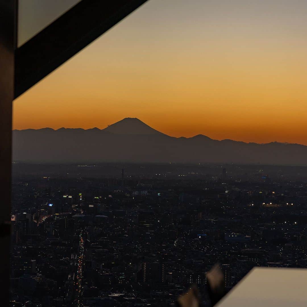 Park Hyatt Tokyo / パーク ハイアット東京のインスタグラム：「With more than 70% of Japan's terrain mountainous, our newest public holiday, Mountain Day (or Yama no Hi), reminds us that mountains are natural sanctuaries of peace. Wishing you a fantastic weekend.  8月11日は山の日。豊かな自然に親しみ、その恵みに感謝する日とされています。どうぞ素敵な週末をお過ごしください。  Share your own images with us by tagging @parkhyatttokyo  —————————————————————  #parkhyatttokyo #luxuryispersonal #mountainday  #mountfuji #mtfuji  #discoverjapan #sunset #beautifulsunset #パークハイアット東京 #山の日 #富士山 #夕日 #最高の景色 #三連休」