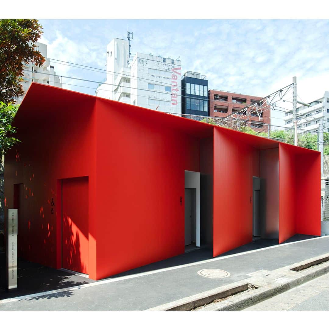 UOMOさんのインスタグラム写真 - (UOMOInstagram)「【建築がアツい、渋谷区公共トイレ・後編】クリエイターが手掛けた「THE TOKYO TOILET」8選  多様性を受け入れる社会の実現を目的とした渋谷区と日本財団の虎の子事業、「THE TOKYO TOILET」を総まとめ。建築家やクリエイターら16人がデザインの力で整備した公共トイレのうち、後編では8人の「クリエイター」に絞って紹介。  01：NIGO® （ファッションデザイナー/クリエイティブディレクター）｜神宮前公衆トイレ 02：佐藤可士和（クリエイティブディレクター / SAMURAI代表）｜恵比寿駅西口公衆トイレ 03：田村奈穂 （プロダクトデザイナー）｜東三丁目公衆トイレ 04：佐藤カズー / Disruption Lab Team（クリエイティブディレクター）｜七号通り公園トイレ  記事の続きはWEB UOMOで▶▶ https://www.webuomo.jp/culture/317892/area06/  #建築 #THETOKYOTOILET #公共トイレ #uomo #uomo_magazine #webuomo」8月11日 17時00分 - uomo_magazine