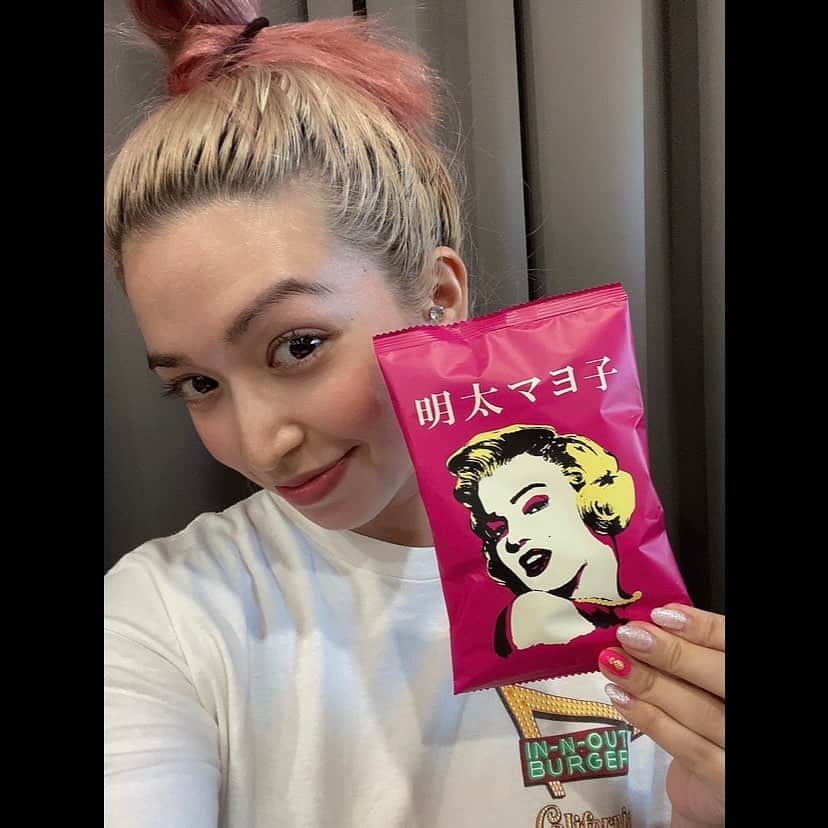 ダンドイ舞莉花のインスタグラム：「#ミュージカルスクールオブロック お稽古場での日々が先日、終わりました〜  毎日濃厚な時間を共に過ごしている仲間たちとも、いよいよ劇場入りして、舞台稽古がスタートです。  お稽古場では…いろんなお菓子を食べながら😅 お互いをサポートして、作品作りに挑む日々！  猛暑日と戦いながら、冷えピタをおでこに貼る子もいたり！  子供達も大人キャストも、スタッフさんも皆で力を合わせて、 #スクールブロック の世界をお客様に届けられるよう、がんばりまくってます！  お楽しみに！！！🎸  まだチケットお取りできる日程もございますので、是非是非！ ご連絡お待ちしてます〜📩  👇🏻 marika.ticket@gmail.com  “School of Rock” rehearsals at the studio came to an end the other day, and now we will be rehearsing in the theatre!!   Our theme everyday was “snacking and rehearsing”🤣  No but really, supporting each other with snacks is a great way to keep ourselves motivated!! Hah..!  Can’t wait to deliver this show to you all, as a member of the Japanese Original Cast🎸  Please let me know if you’re interested in tickets🎫  Email me here 👇🏻 marika.ticket@gmail.com  #musicaltheatre #musical #theatre #schoolofrock #tokyo #japan #performer #singer #dancer #showtime」