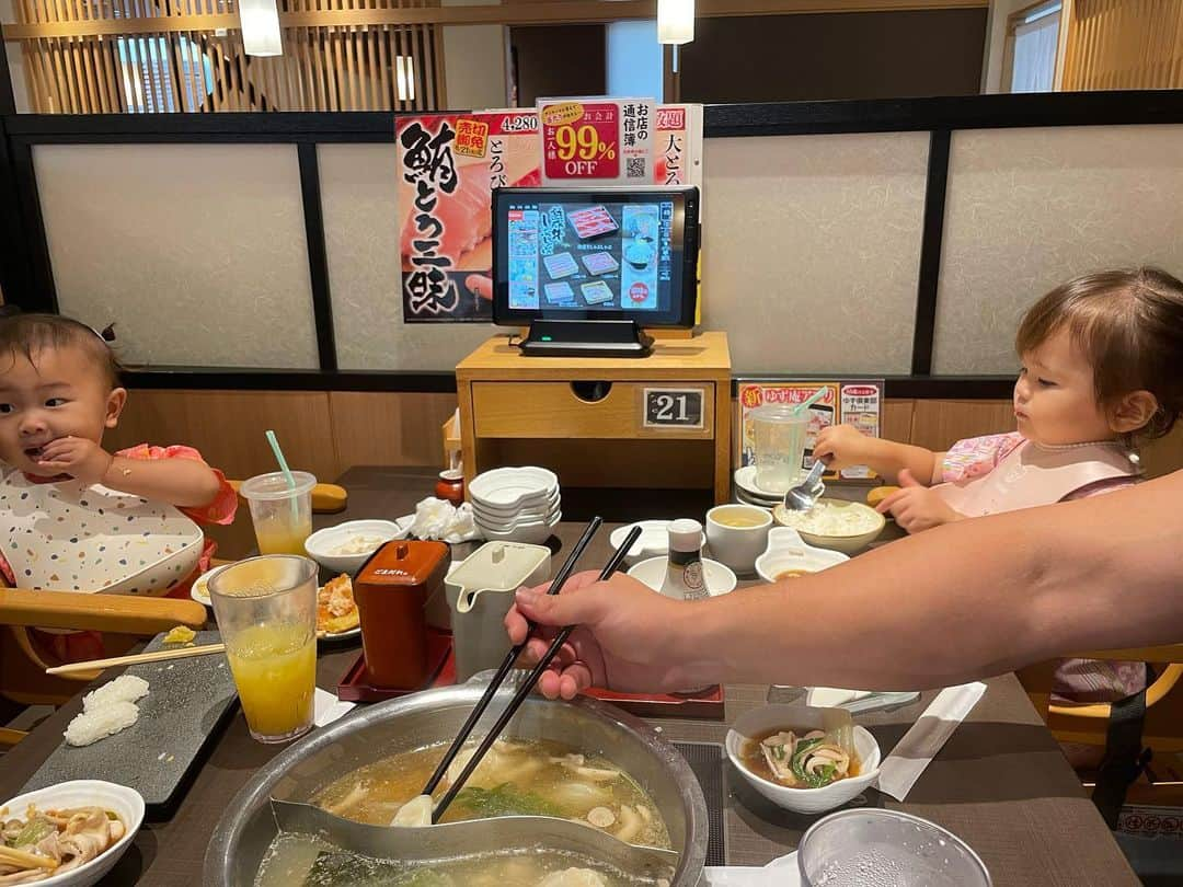 佐藤すみれさんのインスタグラム写真 - (佐藤すみれInstagram)「💜💜💜  【同い年のおともだち】  夏休み満喫してます！！！ ひなのの大好きなここち（おともだち）ファミリーとゆず庵でお食事会したよ @imniki_chan   子連れ食べ放題サイコー！ 未就学児は無料です。笑 私の分まで食べてくれるひなのさん😂  ピンクの甚平で合わせました💞  　　　 #すー鷹ふぁみりぃ  #トウマツファミリー  #ひなの #ひなろぐ #ここち  #同い年ベビー #2歳女の子  #2歳女の子ママ #ママと娘  #すみれとひなの #プリクラ  #ピンクの甚平 #甚平ベビー  #2歳女の子コーデ #おそろ  #夏休み #ゆず庵食べ放題」8月11日 11時30分 - sumiresato_official