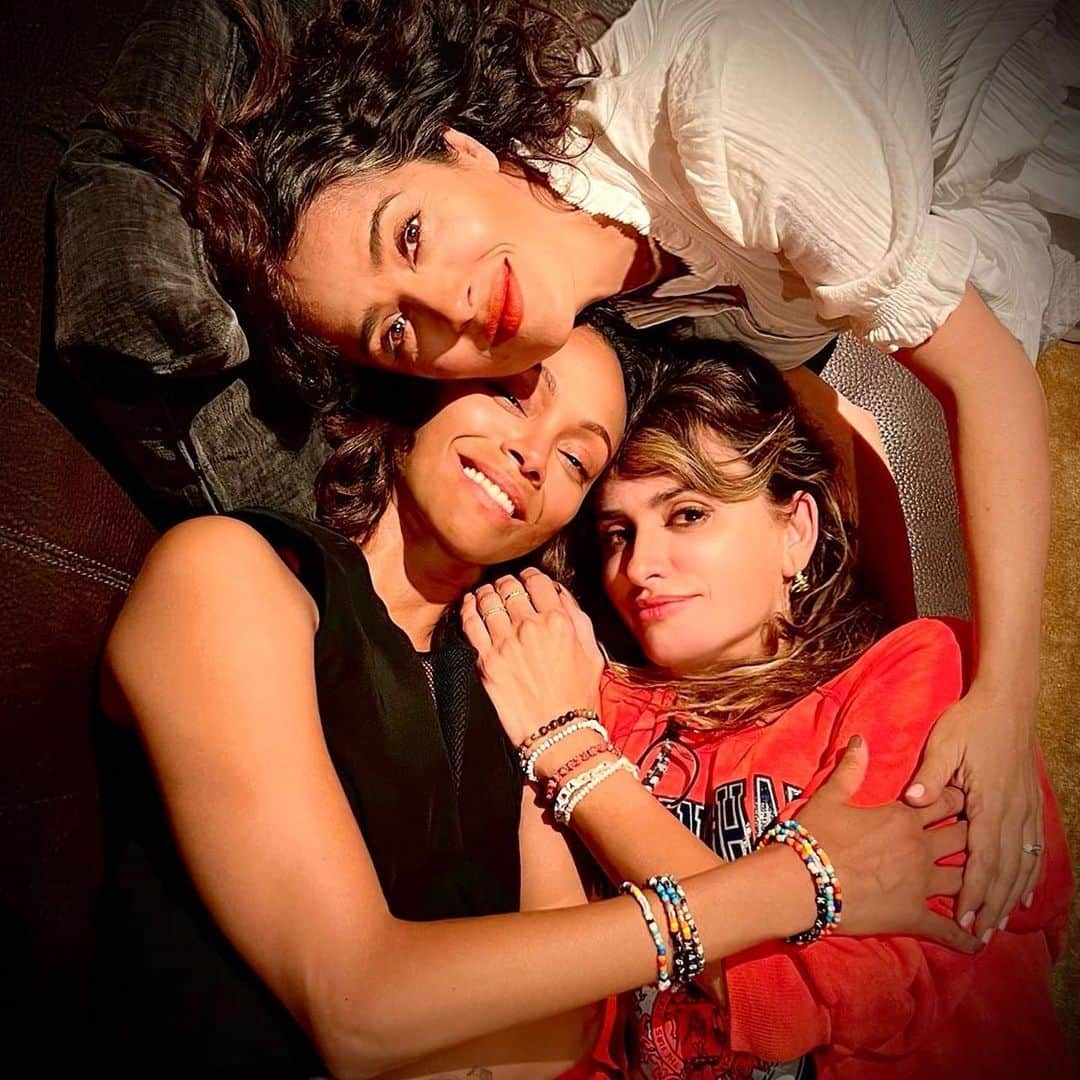 ペネロペ・クルスのインスタグラム：「Love my girls @salmahayek @zoesaldana ❤️ #Repost @salmahayek ・・・ A circle of love, support, empowerment and long lasting friendship ♾️♥️ #grateful  Un círculo de amor, apoyo, empoderamiento y amistad duradera ♾️ ♥️ #agradecida」