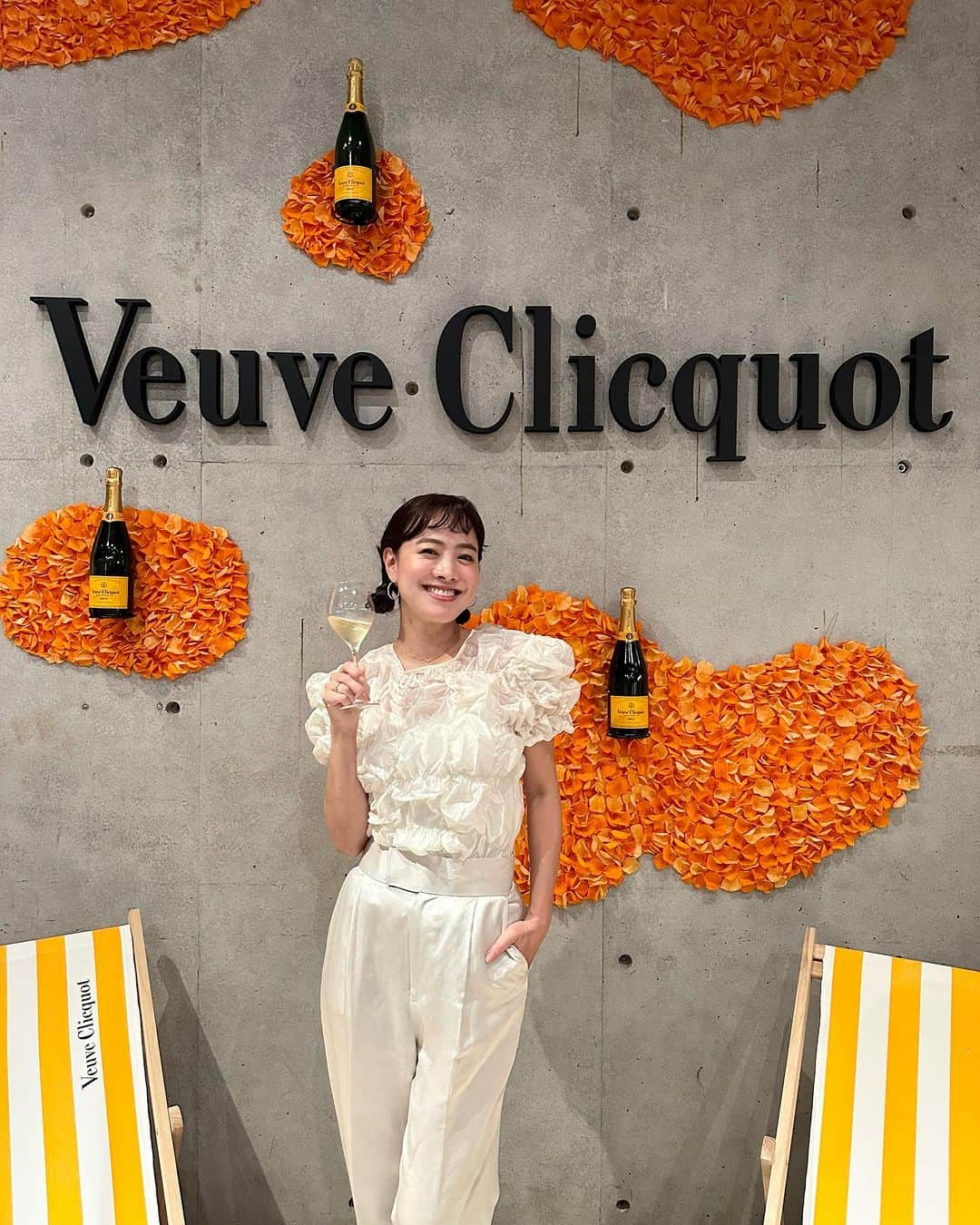 金ケ江悦子さんのインスタグラム写真 - (金ケ江悦子Instagram)「* L’été Jaune with Veuve Clicquot x Nicolai Bergmann  ヴーヴ・クリコ × ニコライ バーグマンのポップアップカフェ✨ レセプションに伺いました🍾  @veuveclicquot  @nicolaibergmann   夢・希望・喜び・華やか・彩り。  イエローをテーマにしたお花の世界に囲まれ Veuve Cliquotを味わい  ライフスタイルがパッと明るくなるような。 こころに色味がでてくるような。 わくわくする時間が味わえるcafe😌  Veuve Cliquot(イエローラベル)のハーフボトルと フラワーボックスアレンジメントを組み合わせたスペシャルフラワーギフト 「Souvenir de L’été Jaune」は大切な人に贈りたい🎁  華やかな大人気分を この期間に体験してみてね♫  花輪なげのゲーム 燃えた…😌 ———————   •開催期間：2023年8月10日(木) ～ 8月27日(日)  •開催時間：10:00 ‒ 19:00 (Last Order 18:30) •会場：Nicolai Bergmann NOMU（東京都港区南青山5-7-2) @nicolaibergmann_nomu   ———————  #veuveclicquot #nicolaibergmann #ヴーヴクリコ #letejanue #liveclicquot #sponcered #drinkresponsibly  #ニコライ バーグマンフラッグシップストア #ニコライバーグマン #ヴーヴクリコイエロー #ニコライバーグマンカフェ #ニコライバーグマンノム #ニコライバーグマンフラワーボックス」8月11日 11時32分 - etsuko_kanagae