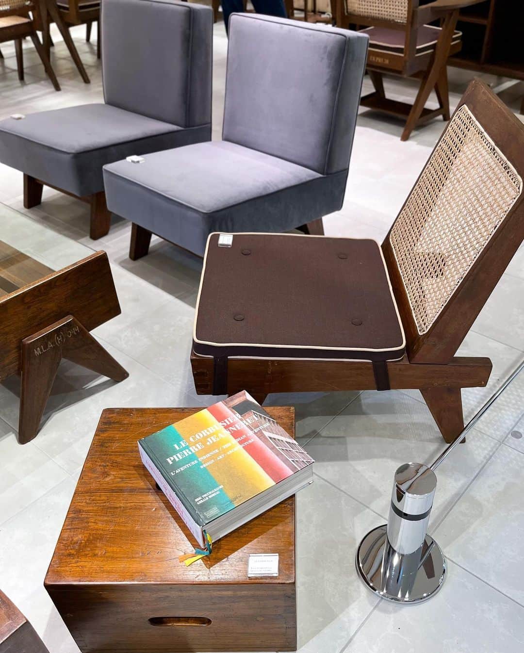 HANKYU.MODEさんのインスタグラム写真 - (HANKYU.MODEInstagram)「. PIERRE JEANNERET LIMITED SHOP ~家具とアートを隔てなく~ Until 8/20 At 8F Cotocotostage81 @hankyu_greenage  「Gallery Attic（ギャラリーアティック）」から、1951年 インド パンジャブ州 チャンディーガルの都市計画の際に、LE CORBUSIER（ル コルビュジエ）とPIERRE JEANNERET(ピエール ジャンヌレ)がデザインしたオリジナル家具を期間限定でご紹介。  今回のイベントでは、バラエティー豊かにPIERRE JEANNERET作品を展示販売。 ひとつひとつが丁寧に手作業で作られ、それぞれ表情や座り心地なども異なるビンテージならではの個性をお楽しみください。  詳しくはプロフィールURLをチェック！@hankyumode  ※1点物のため、掲載アイテムが売却済みの場合はご了承くださいませ。  #PIERREJEANNERET #ピエールジャンヌレ #LECORBUSIER #ルコルビュジエ #greenage #グリーンエイジ #hankyumode #hankyu #阪急百貨店 #阪急本店 #うめはん #ヴィンテージ家具 #ヴィンテージインテリア」8月12日 12時00分 - hankyumode