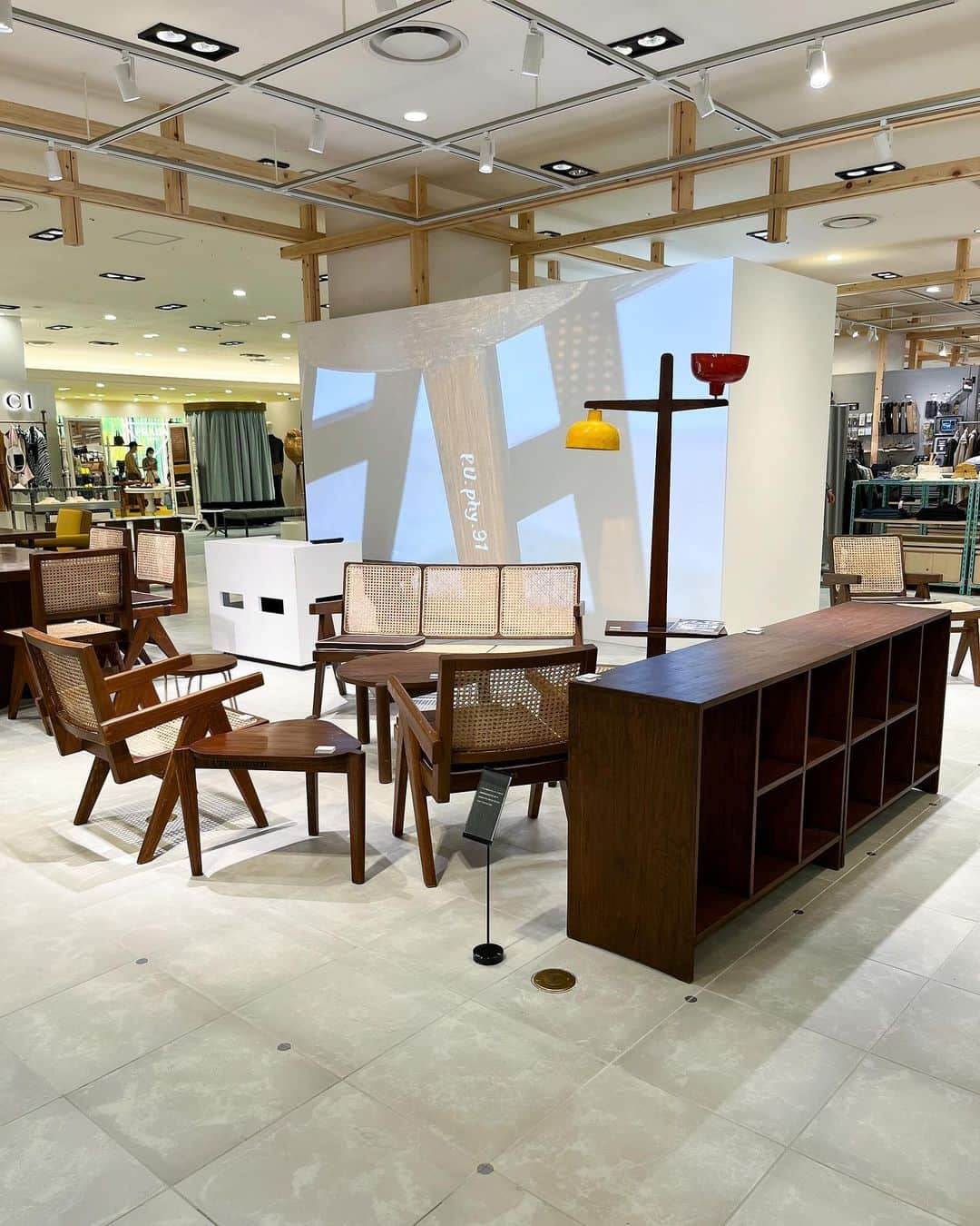 HANKYU.MODEさんのインスタグラム写真 - (HANKYU.MODEInstagram)「. PIERRE JEANNERET LIMITED SHOP ~家具とアートを隔てなく~ Until 8/20 At 8F Cotocotostage81 @hankyu_greenage  「Gallery Attic（ギャラリーアティック）」から、1951年 インド パンジャブ州 チャンディーガルの都市計画の際に、LE CORBUSIER（ル コルビュジエ）とPIERRE JEANNERET(ピエール ジャンヌレ)がデザインしたオリジナル家具を期間限定でご紹介。  今回のイベントでは、バラエティー豊かにPIERRE JEANNERET作品を展示販売。 ひとつひとつが丁寧に手作業で作られ、それぞれ表情や座り心地なども異なるビンテージならではの個性をお楽しみください。  詳しくはプロフィールURLをチェック！@hankyumode  ※1点物のため、掲載アイテムが売却済みの場合はご了承くださいませ。  #PIERREJEANNERET #ピエールジャンヌレ #LECORBUSIER #ルコルビュジエ #greenage #グリーンエイジ #hankyumode #hankyu #阪急百貨店 #阪急本店 #うめはん #ヴィンテージ家具 #ヴィンテージインテリア」8月12日 12時00分 - hankyumode