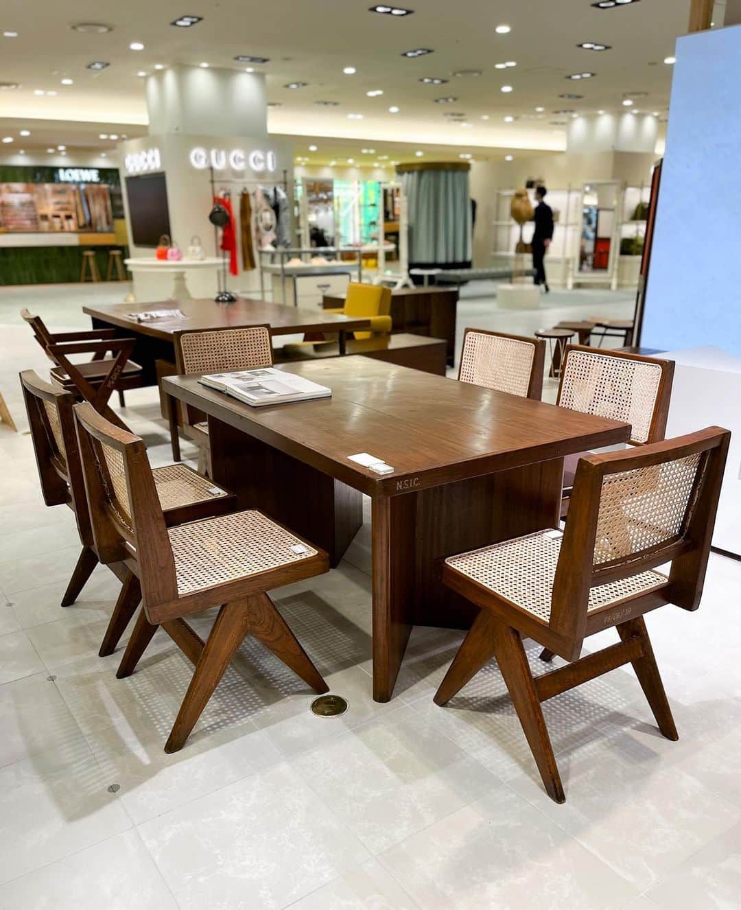 HANKYU.MODEさんのインスタグラム写真 - (HANKYU.MODEInstagram)「. PIERRE JEANNERET LIMITED SHOP ~家具とアートを隔てなく~ Until 8/20 At 8F Cotocotostage81 @hankyu_greenage  「Gallery Attic（ギャラリーアティック）」から、1951年 インド パンジャブ州 チャンディーガルの都市計画の際に、LE CORBUSIER（ル コルビュジエ）とPIERRE JEANNERET(ピエール ジャンヌレ)がデザインしたオリジナル家具を期間限定でご紹介。  今回のイベントでは、バラエティー豊かにPIERRE JEANNERET作品を展示販売。 ひとつひとつが丁寧に手作業で作られ、それぞれ表情や座り心地なども異なるビンテージならではの個性をお楽しみください。  詳しくはプロフィールURLをチェック！@hankyumode  ※1点物のため、掲載アイテムが売却済みの場合はご了承くださいませ。  #PIERREJEANNERET #ピエールジャンヌレ #LECORBUSIER #ルコルビュジエ #greenage #グリーンエイジ #hankyumode #hankyu #阪急百貨店 #阪急本店 #うめはん #ヴィンテージ家具 #ヴィンテージインテリア」8月12日 12時00分 - hankyumode