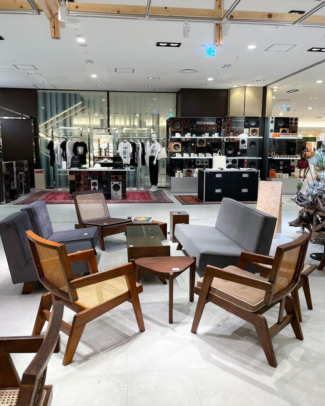 HANKYU.MODEさんのインスタグラム写真 - (HANKYU.MODEInstagram)「. PIERRE JEANNERET LIMITED SHOP ~家具とアートを隔てなく~ Until 8/20 At 8F Cotocotostage81 @hankyu_greenage  「Gallery Attic（ギャラリーアティック）」から、1951年 インド パンジャブ州 チャンディーガルの都市計画の際に、LE CORBUSIER（ル コルビュジエ）とPIERRE JEANNERET(ピエール ジャンヌレ)がデザインしたオリジナル家具を期間限定でご紹介。  今回のイベントでは、バラエティー豊かにPIERRE JEANNERET作品を展示販売。 ひとつひとつが丁寧に手作業で作られ、それぞれ表情や座り心地なども異なるビンテージならではの個性をお楽しみください。  詳しくはプロフィールURLをチェック！@hankyumode  ※1点物のため、掲載アイテムが売却済みの場合はご了承くださいませ。  #PIERREJEANNERET #ピエールジャンヌレ #LECORBUSIER #ルコルビュジエ #greenage #グリーンエイジ #hankyumode #hankyu #阪急百貨店 #阪急本店 #うめはん #ヴィンテージ家具 #ヴィンテージインテリア」8月12日 12時00分 - hankyumode