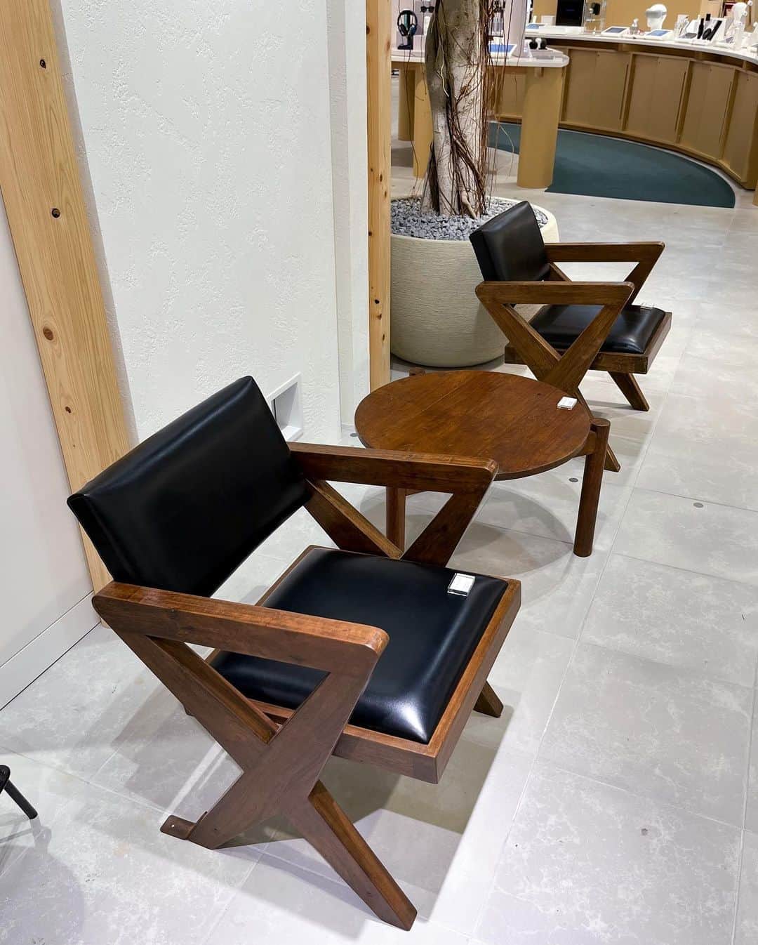 HANKYU.MODEさんのインスタグラム写真 - (HANKYU.MODEInstagram)「. PIERRE JEANNERET LIMITED SHOP ~家具とアートを隔てなく~ Until 8/20 At 8F Cotocotostage81 @hankyu_greenage  「Gallery Attic（ギャラリーアティック）」から、1951年 インド パンジャブ州 チャンディーガルの都市計画の際に、LE CORBUSIER（ル コルビュジエ）とPIERRE JEANNERET(ピエール ジャンヌレ)がデザインしたオリジナル家具を期間限定でご紹介。  今回のイベントでは、バラエティー豊かにPIERRE JEANNERET作品を展示販売。 ひとつひとつが丁寧に手作業で作られ、それぞれ表情や座り心地なども異なるビンテージならではの個性をお楽しみください。  詳しくはプロフィールURLをチェック！@hankyumode  ※1点物のため、掲載アイテムが売却済みの場合はご了承くださいませ。  #PIERREJEANNERET #ピエールジャンヌレ #LECORBUSIER #ルコルビュジエ #greenage #グリーンエイジ #hankyumode #hankyu #阪急百貨店 #阪急本店 #うめはん #ヴィンテージ家具 #ヴィンテージインテリア」8月12日 12時00分 - hankyumode