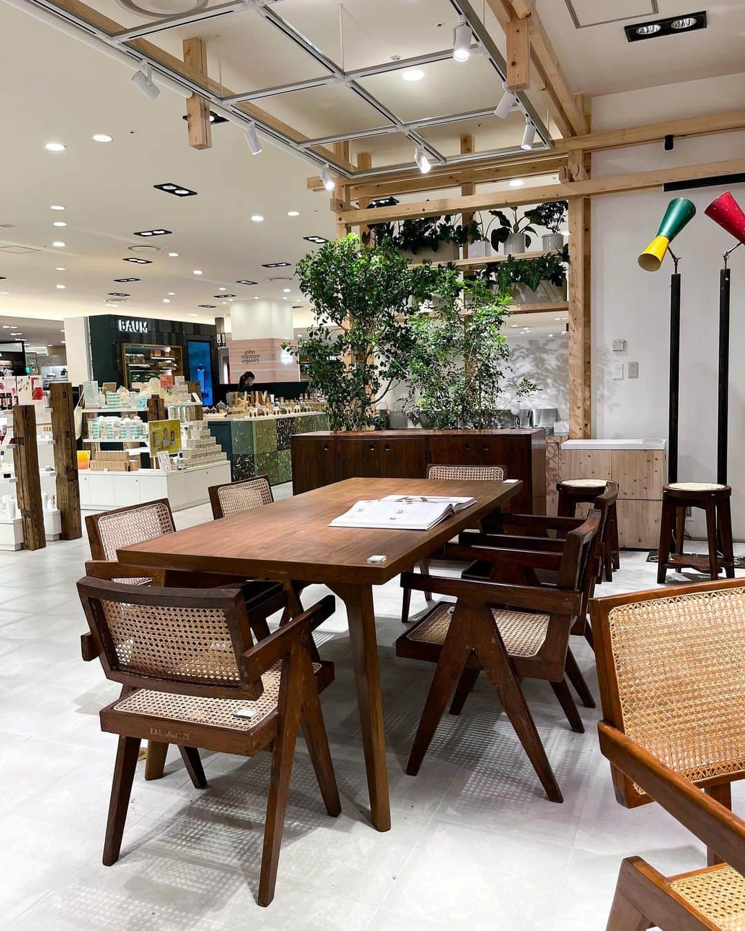 HANKYU.MODEさんのインスタグラム写真 - (HANKYU.MODEInstagram)「. PIERRE JEANNERET LIMITED SHOP ~家具とアートを隔てなく~ Until 8/20 At 8F Cotocotostage81 @hankyu_greenage  「Gallery Attic（ギャラリーアティック）」から、1951年 インド パンジャブ州 チャンディーガルの都市計画の際に、LE CORBUSIER（ル コルビュジエ）とPIERRE JEANNERET(ピエール ジャンヌレ)がデザインしたオリジナル家具を期間限定でご紹介。  今回のイベントでは、バラエティー豊かにPIERRE JEANNERET作品を展示販売。 ひとつひとつが丁寧に手作業で作られ、それぞれ表情や座り心地なども異なるビンテージならではの個性をお楽しみください。  詳しくはプロフィールURLをチェック！@hankyumode  ※1点物のため、掲載アイテムが売却済みの場合はご了承くださいませ。  #PIERREJEANNERET #ピエールジャンヌレ #LECORBUSIER #ルコルビュジエ #greenage #グリーンエイジ #hankyumode #hankyu #阪急百貨店 #阪急本店 #うめはん #ヴィンテージ家具 #ヴィンテージインテリア」8月12日 12時00分 - hankyumode