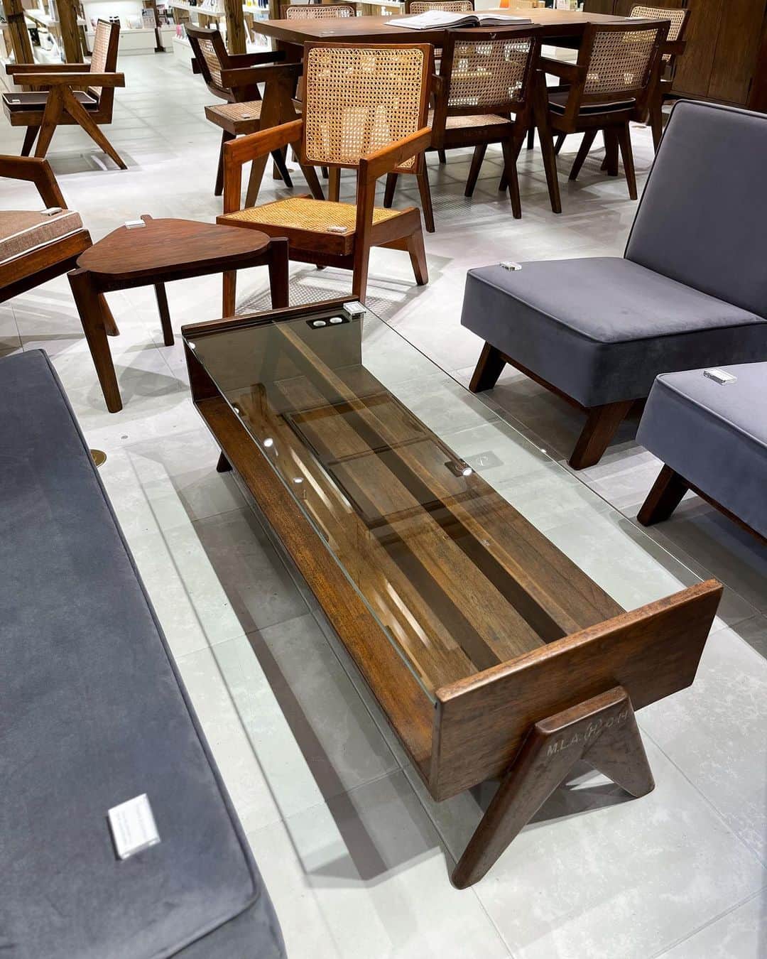 HANKYU.MODEさんのインスタグラム写真 - (HANKYU.MODEInstagram)「. PIERRE JEANNERET LIMITED SHOP ~家具とアートを隔てなく~ Until 8/20 At 8F Cotocotostage81 @hankyu_greenage  「Gallery Attic（ギャラリーアティック）」から、1951年 インド パンジャブ州 チャンディーガルの都市計画の際に、LE CORBUSIER（ル コルビュジエ）とPIERRE JEANNERET(ピエール ジャンヌレ)がデザインしたオリジナル家具を期間限定でご紹介。  今回のイベントでは、バラエティー豊かにPIERRE JEANNERET作品を展示販売。 ひとつひとつが丁寧に手作業で作られ、それぞれ表情や座り心地なども異なるビンテージならではの個性をお楽しみください。  詳しくはプロフィールURLをチェック！@hankyumode  ※1点物のため、掲載アイテムが売却済みの場合はご了承くださいませ。  #PIERREJEANNERET #ピエールジャンヌレ #LECORBUSIER #ルコルビュジエ #greenage #グリーンエイジ #hankyumode #hankyu #阪急百貨店 #阪急本店 #うめはん #ヴィンテージ家具 #ヴィンテージインテリア」8月12日 12時00分 - hankyumode