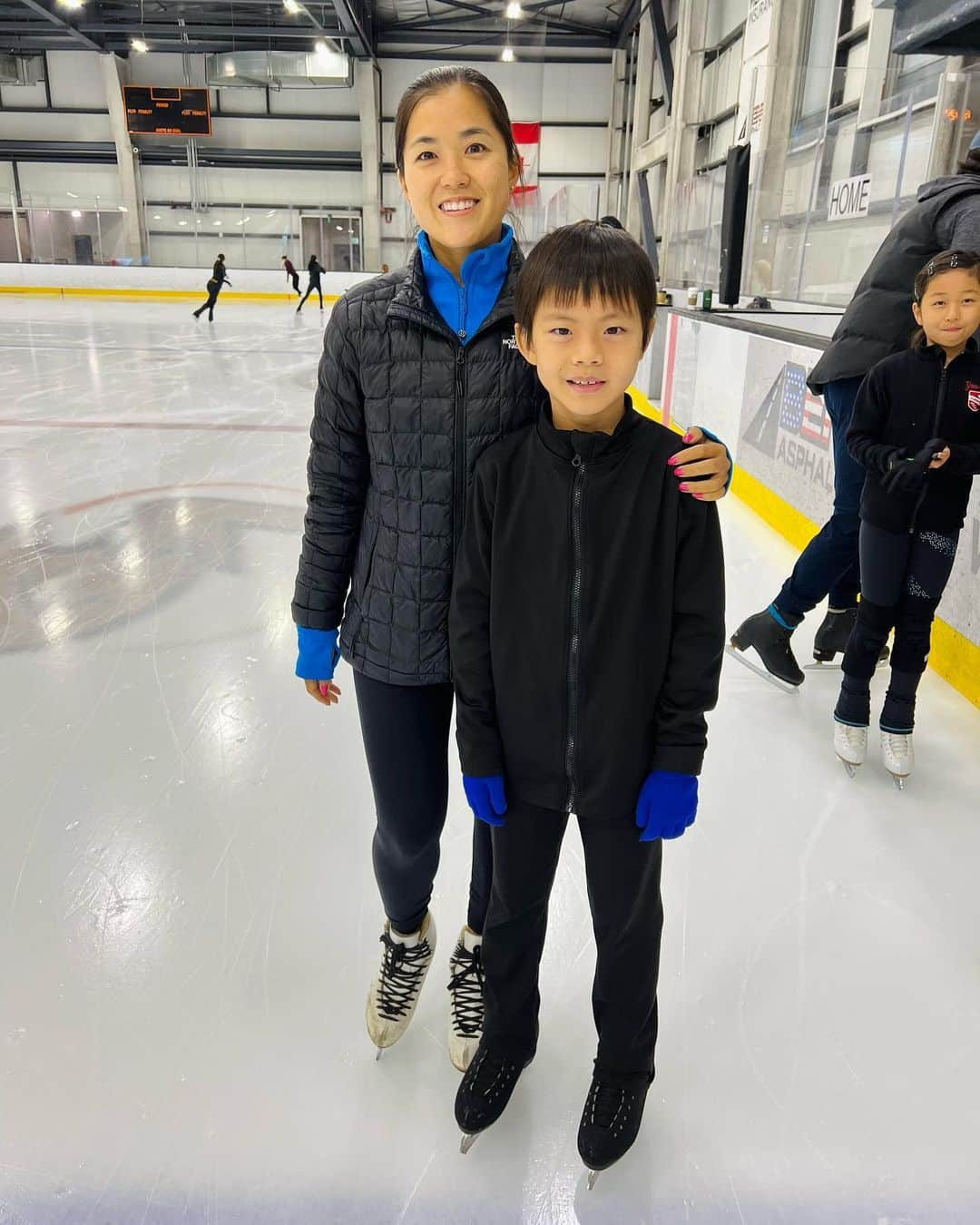 ジェシカ・カラランのインスタグラム：「A memorable 2 weeks it has been. Not only to have one but TWO very special guest coaches at @greatparkice to teach the kiddos ⛸️💞   - @kristen.mita coached me for 3 years back in 2007. Kristen has not only impacted my skating career but she also has positively impacted me in life. I owe so much to her for my foundation of skating as well as my coaching approach🩷 I loved watching her work with some of my students!!!   - @gowylie … is well, Paul Wylie!! What an absolute honor for my kids to have worked with the 1992 Olympic Silver Medalists. Watching him teach the next generation of skaters has been so sweet to see 🩵」