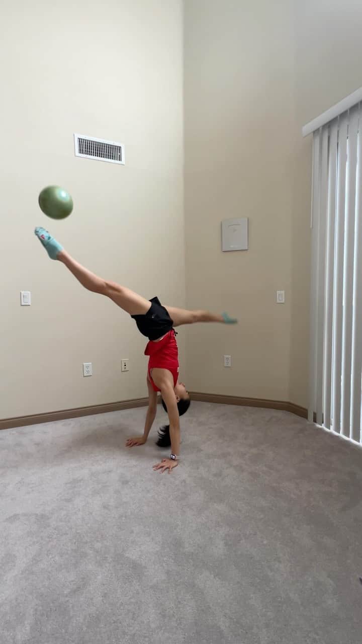篠原枝令菜のインスタグラム：「Epic Elener back at it again! Idk how many tries this took but AT LEAST I GOT IT!!!!!! #rhythmicgymnastics #ball #challenge #process」