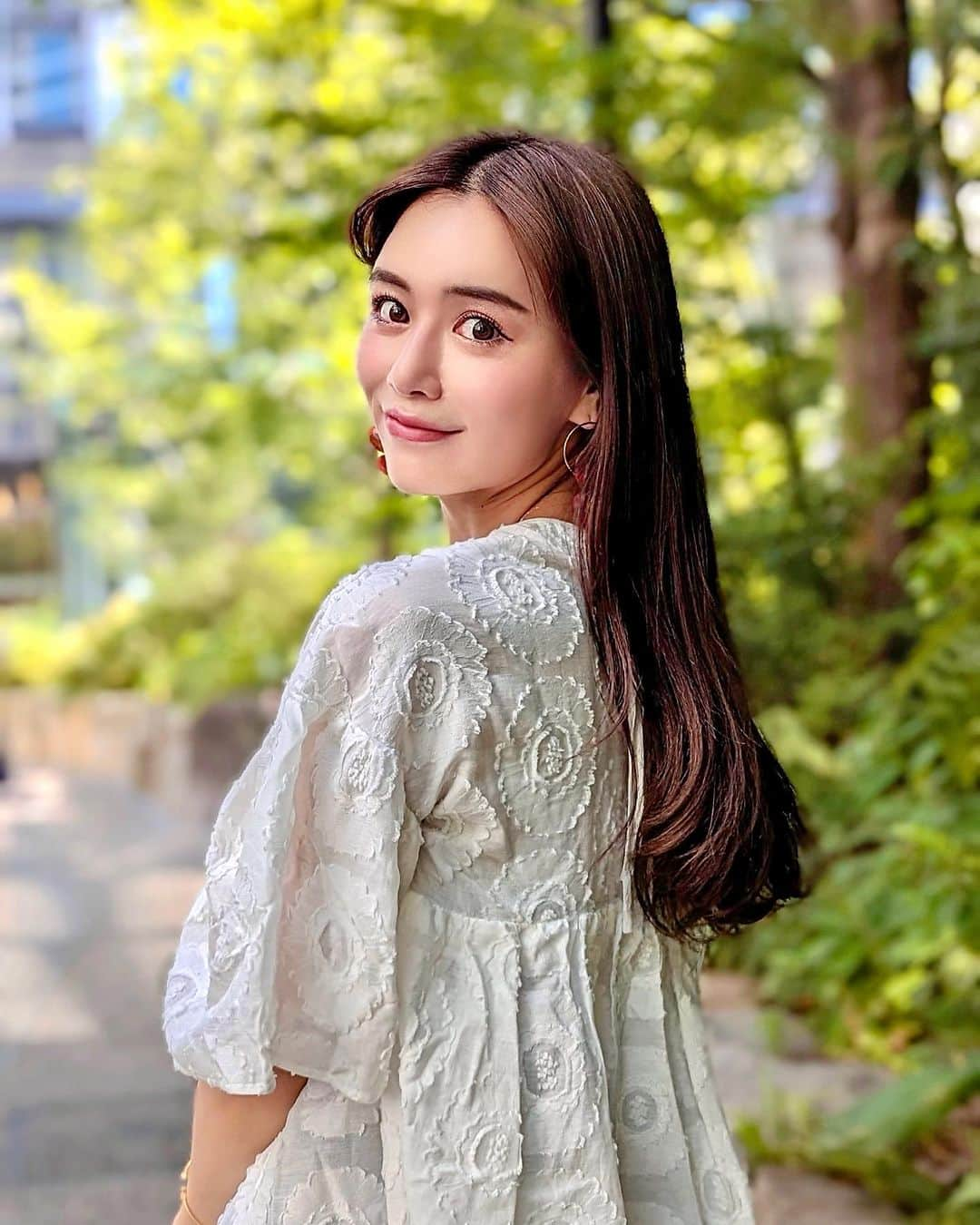 石井里奈さんのインスタグラム写真 - (石井里奈Instagram)「スキンケアと同じぐらい大事に頑張っているヘアケア。 撮影などでヘアスプレーやワックス、コテでまいたりする回数が多いのですごく頑張ってるの❣️ . 最近使い始めたのが @aminoresq.official の新感覚濃密泡ジェルシャンプーとトリートメント👏 . 名前の通り本当にふわふわの濃密泡ですごく気持ちいいの！ . ダメージを受けた髪をしっとり補修して乾燥を防いでくれるからパサつきが気にならない✌️ 髪にやさしいアミノ酸洗浄成分配合されてるよん❤️ . トリートメントはしっとりまとまるからストレートヘアにもばっちり！ . 今の季節にぴったりのフレッシュフローラルの香りでさわやかに毎日過ごせてます✌️是非チェックしてね！ロフトやハンズで買えるよ！ . #aminoresq #アミノレスキュー #ヘアシャンプー #ヘアトリートメント #ヘアケア #シャンプー #ストレートヘア #ブライダルヘア #ヘアアレンジ #ブライダルヘアメイク #ヘアカラー #おうち美容 #ロフト #LOFT #ハンズ #hands」8月11日 11時48分 - ri7tin1025