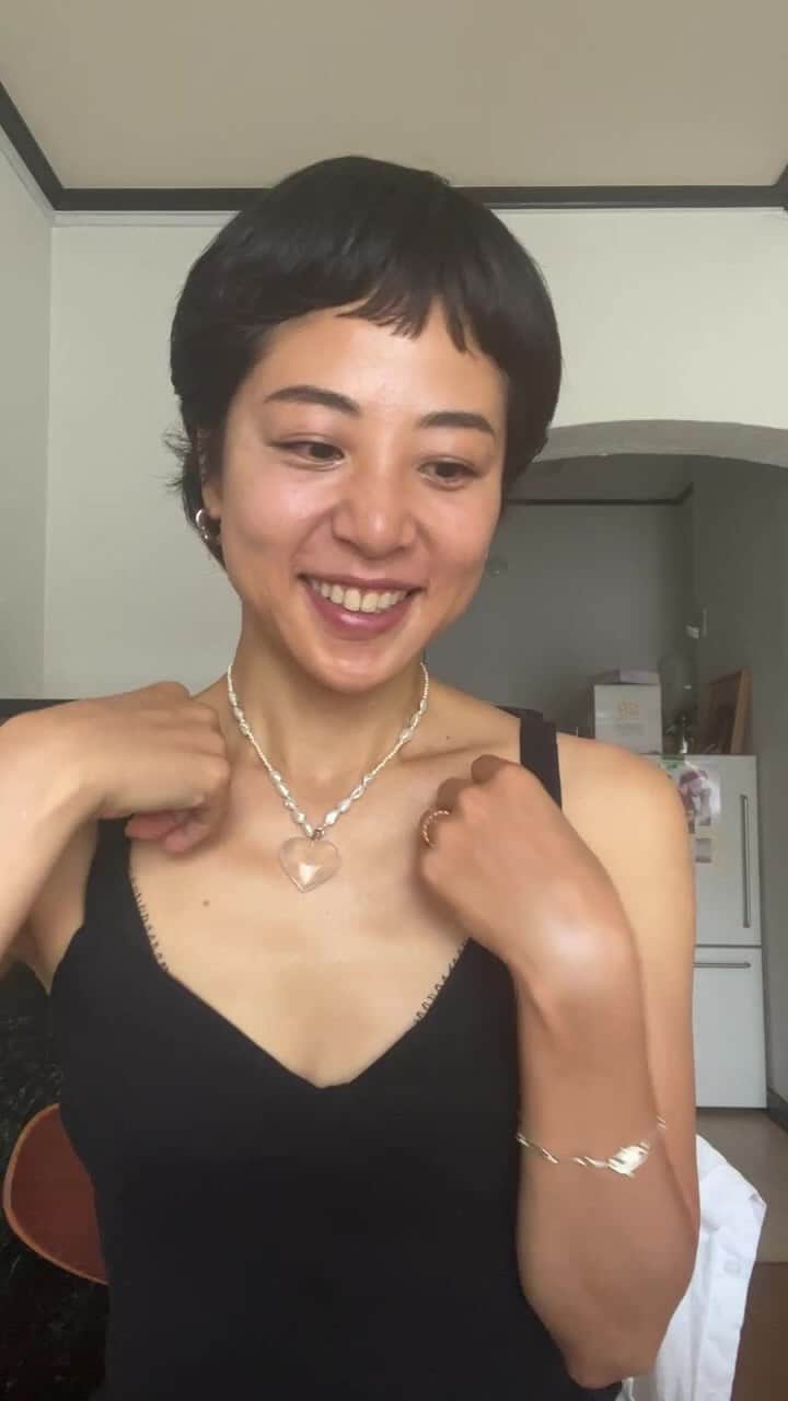 福本敦子のインスタグラム：「@theproduct.jp 定期LIVE夏🍉 ⭕️紹介商品 1フェイシャルクレンザー （毛穴/スクラブ） 2ドライシャンプー （いろいろな使い方） 3ローズヒップオイル（隠れた名品） 4コントロールカラー 5アイシャドウ 6カラーリップ」