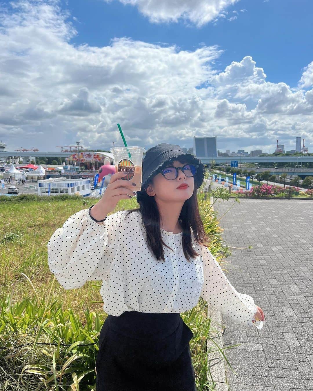 山田菜々のインスタグラム：「久しぶりにお台場へ🙂🌱  すずがTIFに出るというので、 「たまにはちゃんとメイクしておしゃれして行こ〜☺️」と 前日から意気込んでたら朝から緊急自体発生🥲🚨  メイクする時間は10分もなく 服を選んでる余裕もなく 日焼け止めに関しては先に諦めて、 帽子と長袖で乗り切ろうと決めました🙏🏻✨笑  初めてのTIFはゲリラ豪雨にやられたけど、 (写真の10分後びしょびしょなりました😂) 楽しく観て帰ることができました☔️♡」