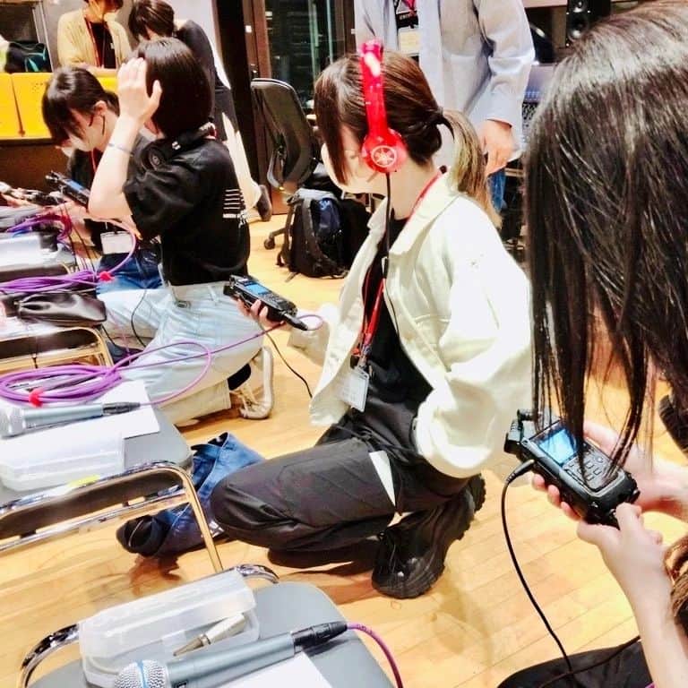 日本工学院さんのインスタグラム写真 - (日本工学院Instagram)「音響芸術科の学生が""外録""実習をしている様子❗ . 外で録音するという事で、ハンディレコーダーなどの取り扱いを学んでます😎✨ . . 「#日本工学院」をチェック！！ 学生が投稿したリアルな日常風景を見ることができますよ！ . . #nihonkogakuin #専門学校 #日本工学院八王子専門学校 #日本工学院専門学校 #教職員投稿写真 #音響芸術科 #若きつくりびと #音響 #音響機材 #映画 #映画監督 #映画鑑賞 #映画撮影 #舞台裏 #レコーディングスタジオ #レコーディングエンジニア #レコーディング #アーティスト #ミュージシャン」8月11日 12時06分 - nihonkogakuin