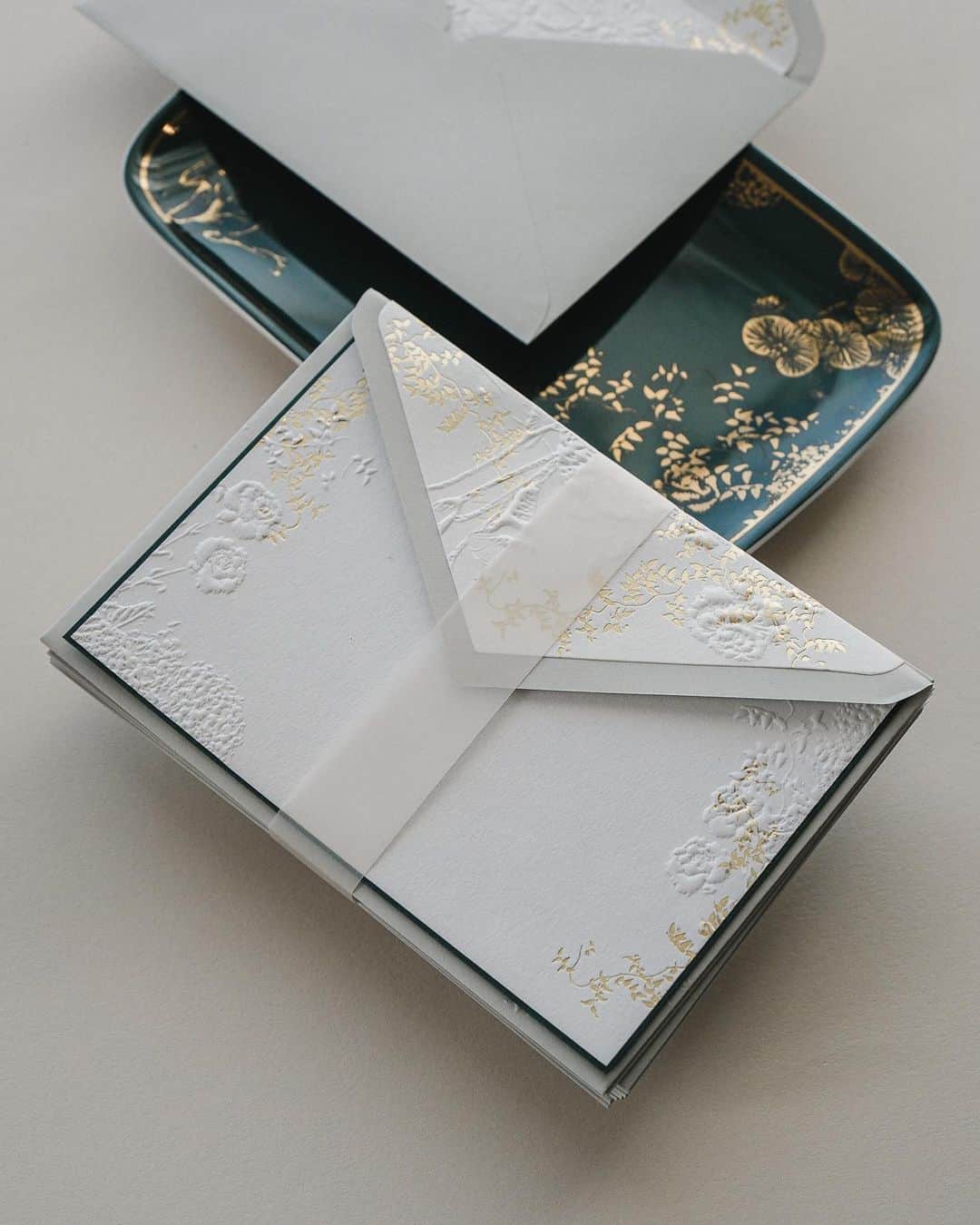 Veronica Halimさんのインスタグラム写真 - (Veronica HalimInstagram)「An invitation that comes in a box with a custom-designed trinket tray and starionery definitely sets the tone of the event and makes the recipients feel extra special.  For MJ &T —  #ldvh  #カリグラフィースタイリング  #weddinginvitation #weddingstationery  #embossed  #paperlovers #ウェディング #ウェディングアイテム #カリグラファ #veronicahalim #スタイリング #prettypapers #weddingsuite #truffypi #gifting #homegoods #packagingdesign #diptyque」8月11日 12時07分 - truffypi