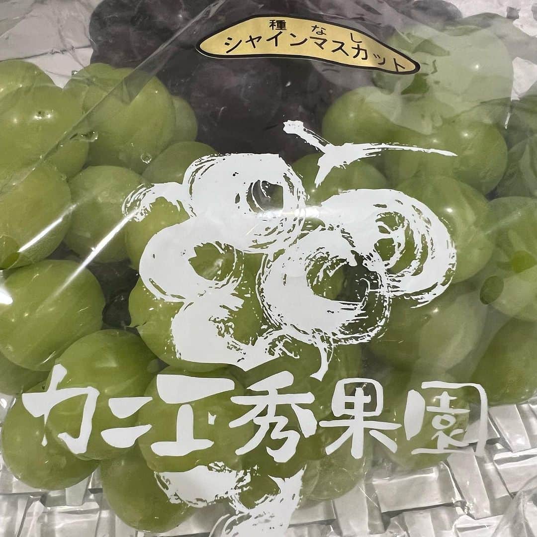 麻美さんのインスタグラム写真 - (麻美Instagram)「めちゃくちゃ美味しい カニエ秀果園の シャインマスカット🤤 ． @yuka7307  ゆかさんありがとうございました💓 ． 最高〜に美味しかった‼️ ． #カニエ秀果園  #present #specialthanks」8月11日 12時10分 - mami0s