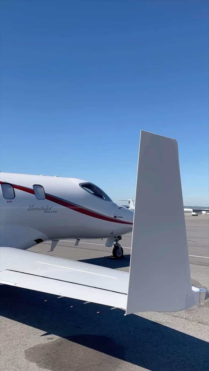 Honda 本田技研工業(株)のインスタグラム：「／ 岩井姉妹×HondaJet ＼  大活躍中のHonda所属 #プロゴルファー #岩井姉妹 が、#HondaJet に搭乗✈️  主翼の上にエンジンがあることで機内も静か！  揺れも少ないので岩井姉妹も快適に過ごせたようです。  #AIG全英女子オープン での、岩井姉妹の活躍応援してます✨  #Honda #ホンダ #hondasportschallenge」