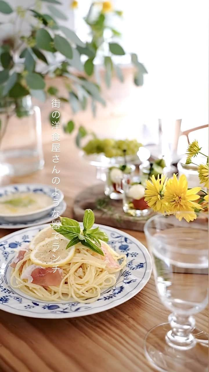 shihoのインスタグラム：「お盆休みに入りました お昼はレモンクリームパスタ🍋  ビシソワーズ カプレーゼピンチョス ガーリックトースト 翡翠  使ったうつわは　@lakole_official  昔ながらの洋食屋さんのような器  青と白のコントラストはお料理を引き立ててくれて、食卓を爽やかにしてくれます◎ ラコレさんの器は職人さんの手仕事で丁寧に作られているのにリーズナブルなので普段使いにピッタリ♪ #おひるごはん#日々のくらし#食卓#暮らしを楽しむ#器のある暮らし#LAKOLE #ラコレ #あたりまえを素敵に　#日本製食器#lakolepr #美濃焼食器#美濃」