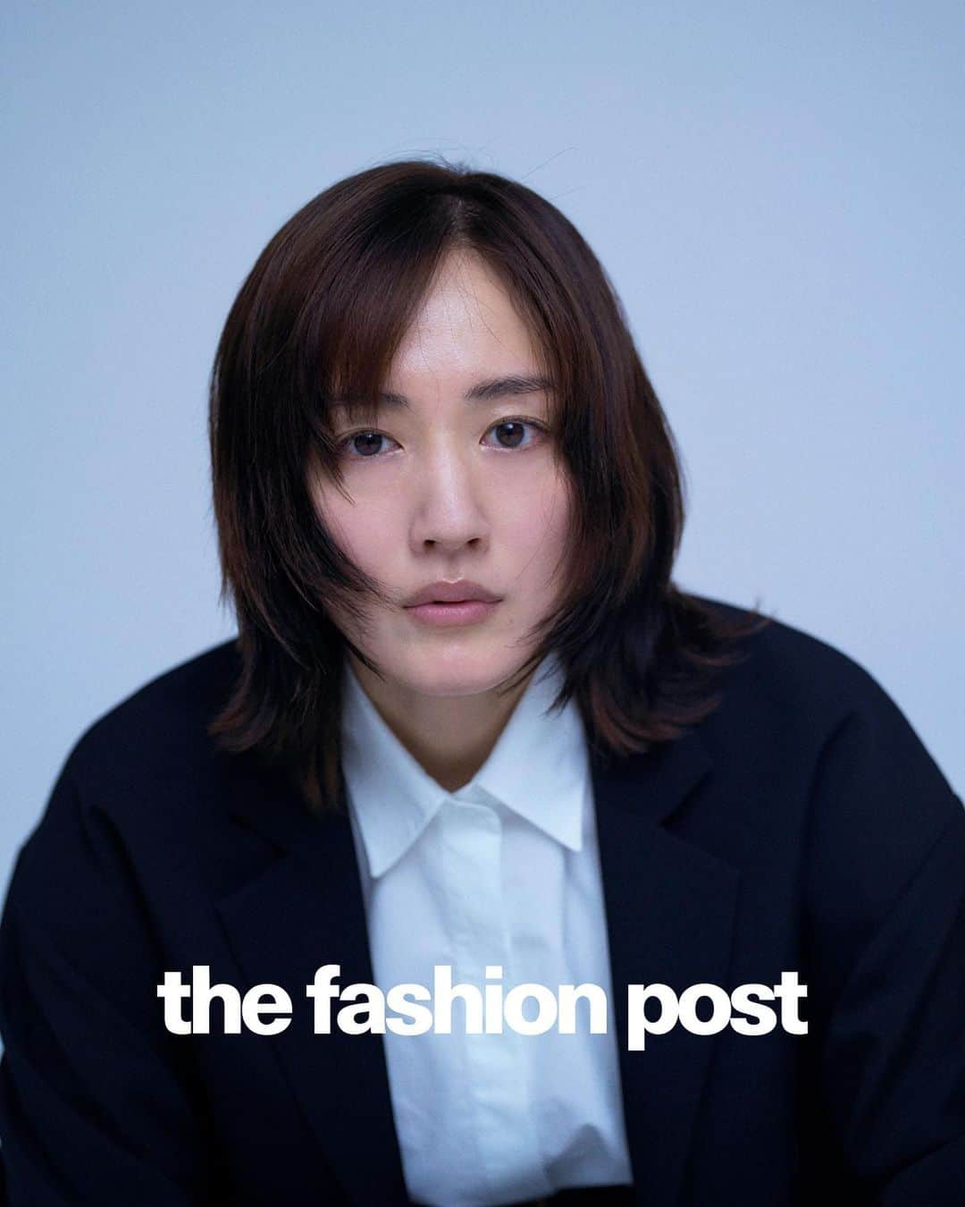 The Fashion Postさんのインスタグラム写真 - (The Fashion PostInstagram)「#portraits Haruka Ayase  『「せっかく生まれてきたんだから、この日々を楽しもう」 俳優・綾瀬はるかの揺るがないポジティビティ』  ラブストーリーにアクション、ファンタジーや時代劇にいたるまで、いつも物語をつき動かす強いキャラクターを演じてきた綾瀬はるか。非日常的なフィクションの中でも、どこかに現実味を感じさせる彼女の表現力は、映像作品において欠かせない存在になっている。8月11日に公開される映画『リボルバー・リリー』では、大正時代を舞台に激しいガンアクションにも挑戦した。近年、そんな強い女性像を演じることが増えている綾瀬はるかにとって、強さとはどういうものなのだろうか。「色々なことが起こる日々のなかで、落ち込むこともある。でも、そういう経験を経て、最終地点がポジティブな方向ならそれでいいと思うんです」。傷つかないことじゃなく、傷ついても前を向けることが強さ。デビューから20年以上が経ち、より自分の軸が明確になったという彼女は、まっすぐな表情で質問に答えてくれた。  model: haruka ayase photography: masahiro sambe styling: mana yamamoto hair & make up: akemi nakano interview: mayu sakazaki  #tfp #thefashionpost #harukaayase #綾瀬はるか #リボルバーリリー」8月11日 12時14分 - tfpjp