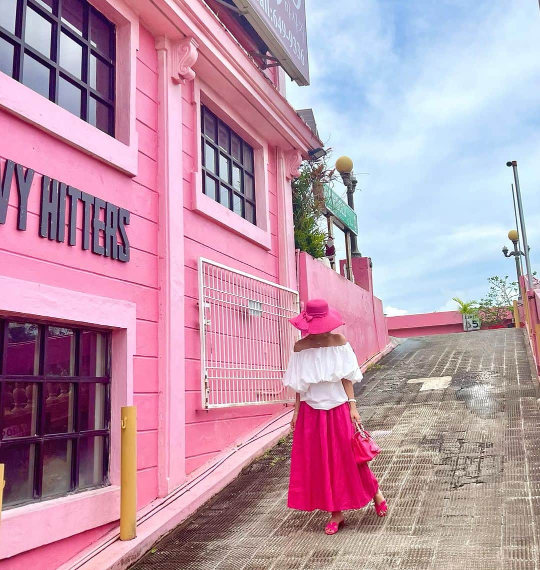 麻美さんのインスタグラム写真 - (麻美Instagram)「グアム🇬🇺に行ったら ココは絶対‼️ ． の映えスポット💓 ． 50過ぎても pinkはやめられない🤣✌️ ． #pink #pinkpinkpink  #Barbie #barbiestyle」8月11日 12時15分 - mami0s