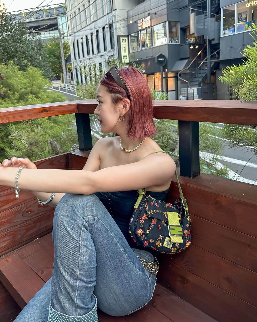 Meeのインスタグラム：「オールヴィンテージコーデ🩷  ブーツ以外ぜんぶまみーにもらった服だった😇🩷👏🏻かあいい🩷  そいえば髪ピンクにした😇海入って秒でなくなったけど😇かあいい🩷  #ピンクヘア #切りっぱなしボブ #切りっぱなし #ヴィンテージファッション」