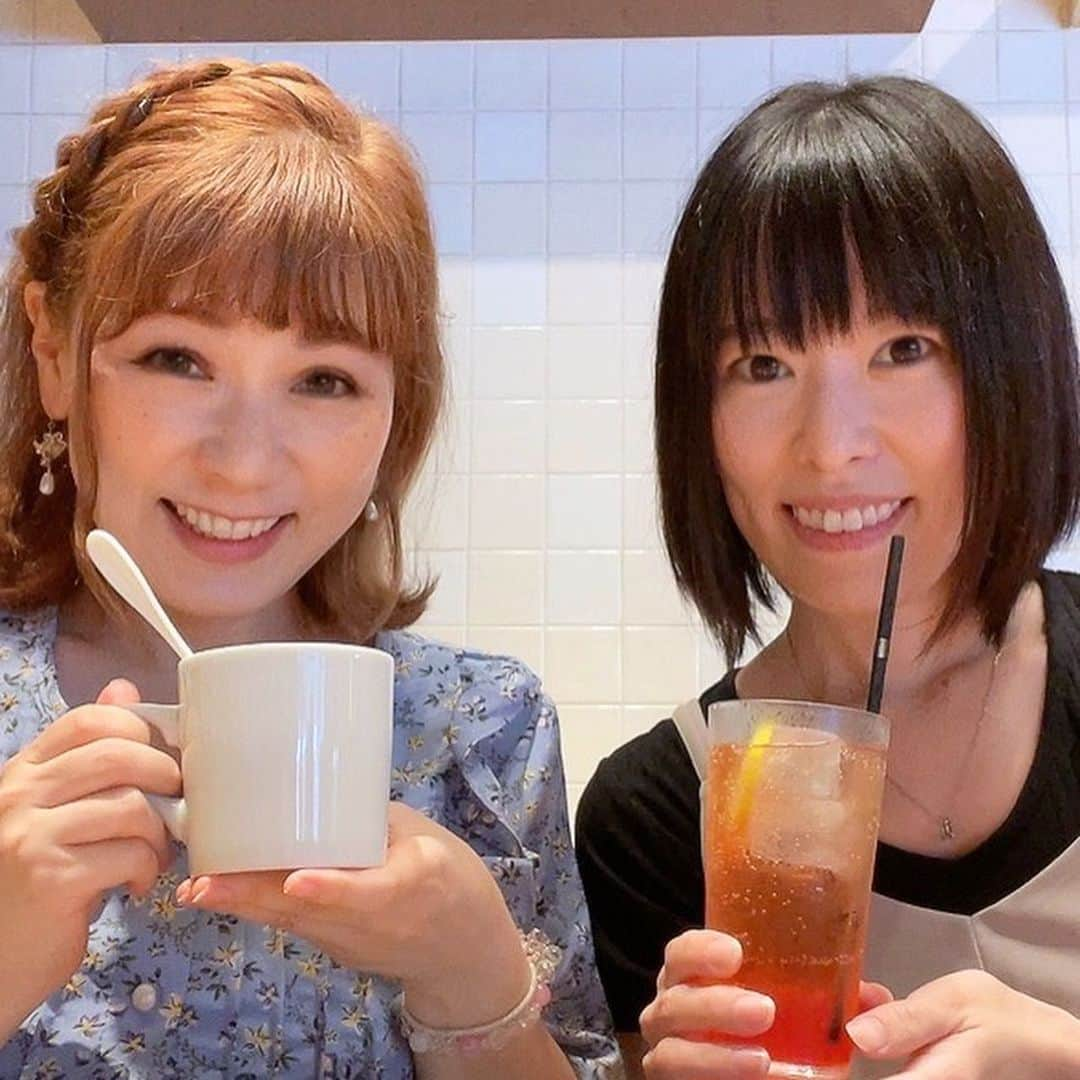 紀伊さつきさんのインスタグラム写真 - (紀伊さつきInstagram)「・  8月8日は、 #びわ湖大花火大会 のアナウンス＆ナレーションに行かせていただきました☺️  30cm先は琵琶湖！な特等席でのアナウンス🌊 花火が上がったら風と音が！すんごい臨場感👏 私は本部の、点火の指示を出される花火師さんのすぐお隣で読ませていただいたので、とても贅沢でした🎇  びわ湖の花火といえば私も大好きな水中スターマイン！ あと、今年は琵琶湖玉という青い花火を開発されたそうで、花火師さんからそんなお話も聞きながら堪能しました。  ただ花火中もアナウンスをしていたのでお写真は撮れておらず、お裾分けできないのが残念ですが…🥺 （でも、撮れていても近すぎてきっと全容はカメラに収まらなかったと思います。） その分、しっかりと目に焼き付けてきました🎆 　 　 実はおばあちゃんのお家が本当にすぐ近くで、びわ湖の花火は昔からずーっと見てきたので、 そんなイベントにお仕事で関われてすごく嬉しいです💓 おばあちゃんもおうちから聴いてくれていたようです😊 　 　 そして、ボートレースの会場は先輩のういよさんが担当されていたので、 ういよさんが本部にいらっしゃる間に、スタッフTシャツとお帽子で一緒にパチリ📸  本部はテントだから暑いでしょ、とひんやりアイテムを恵んでいただいたり、 持ち場へ移動されてからもやりとりして相談に乗っていただいたり、 場所は違えどういよさんとご一緒できて心強かったです🥰  夜は同じホテルにお泊まりして一緒に朝食を食べて(笑)、翌日もういよさんのおかげで楽しかったのでした💓 　 　 私は注意事項の収録などもあったので、 午前中〜22時すぎまでの久しぶりの超長丁場な屋外のお仕事だったのですが 誰も熱中症などにもならず、無事に楽しく終われてよかったです☀️ 　 　 さてさて、切り替えて今日は #亀岡平和祭保津川市民花火大会 のアナウンスに行ってきます！ 頑張ってきます〜💪 　 　 ୨୧┈┈┈┈┈┈┈┈┈┈┈┈┈┈┈୨୧  #びわ湖大花火大会2023 #琵琶湖花火大会 #琵琶湖花火大会2023 #花火大会 #シガリズム  #まさかの花火写真なし 😂」8月11日 12時19分 - keysatsuki