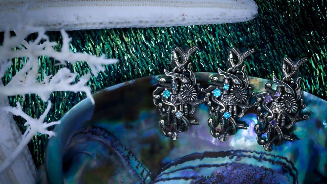 ブラッディマリーのインスタグラム：「⁡ 2023 New Collection ー Absolute ー ⁡ ―CATASTRORHE－　Vol.【Keto】 ⁡ Pendant : Megaera w / Apatite ￥42,000 + tax ⁡ ＜原宿店・心斎橋店・EC限定＞ w / Caribbean Paraiba Topaz / Sky Blue Topaz / London Blue Topaz ￥50,000 + tax ⁡ ＜中華圏限定＞ w / Iolite ￥47,000 + tax ⁡ ⁡ Ring : Megaera w / Apatite ￥32,000 + tax ⁡ ＜原宿店・心斎橋店・EC限定＞ w / Sky Blue Topaz / London Blue Topaz ￥40,000 + tax ⁡ ＜中華圏限定＞ w / Iolite ￥35,000 + tax ⁡ ⁡ ⁡ ⁡ ⁡ ⁡ 【ストーリー】 ⁡ 雷鳴轟く地上には津波が押し寄せ、彼らの住処である海では、轟音と共に海面が割れ始める。 ⁡ 部族の主であるメガイラは、仲間を連れ生き場所を求めて歩みを進めた。 ⁡ クジラのように大きな身体を持つメガイラは、小さき仲間たちを守るため自らを盾にして進む。  荒れた海は渦のように様々なものを飲み込み、また激しい水流によって彼らの身体をも傷つけていく。  まるで地球の怒りのように押し寄せる濁流が、彼らを地上と押し上げる。  モーゼのように水面が割れ、海であった場所は陸へと変わり、やがてメガイラの大きな身体は地上へ投げ出されたのだ。  ⁡ 海の主亡き後、朽ち果てた身体には新たな生命が宿る。  ⁡ 荒れ狂う海に最後まで抗い、仲間を守りながら息絶えたメガイラは、  勇敢な海の部族・ケート―の主として後世に伝えられる。  ⁡ 【全国発売】 ⁡ 発売日：8月11日(金) 発売店舗：全国の取り扱い店舗 / ジュエリーコネクション ⁡ ニューコレクションの詳細については、特設サイトよりご覧ください。 ⁡ ⁡ ⁡ ーーーーーーーーーーーーーーーーーーー #bloodymaryjewelry #bloodymary #jewelry #silver #fashion #jewelryporn #jewelrydesign #jewelrygram #accessory #accessories #silverjewelry #ブラッディマリー #シルバーアクセサリー #fashionjewelry #black #blackfashion #シルバー #アクセサリー」
