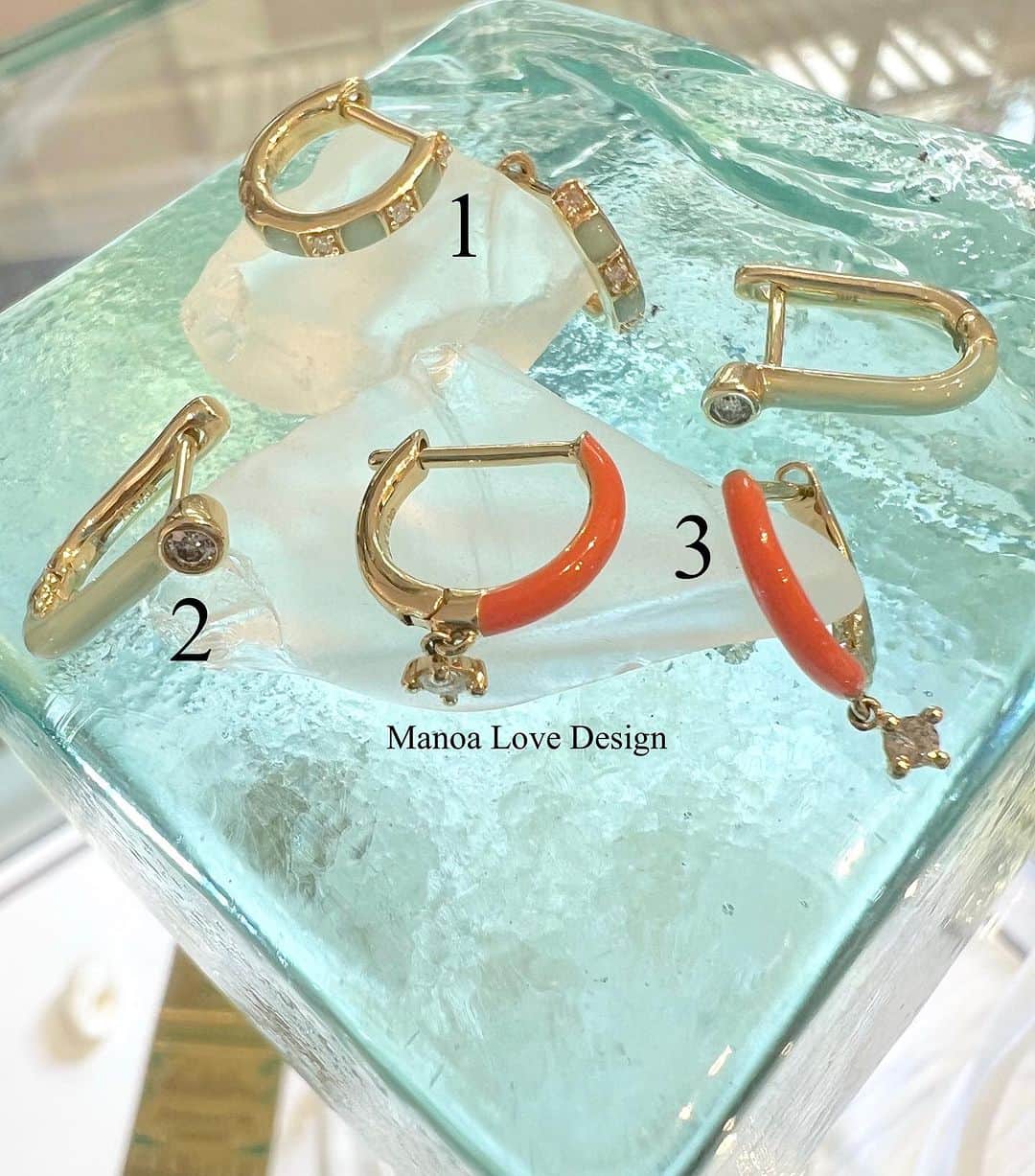 Manoa Love Design Hawaiiのインスタグラム：「1. Turquoise enamel / Diamond 0.4ct /G,SI/  11mm hoop  2. Turquoise enamel / Diamond 0.8ct /G,SI/  13mm x 9 rectangle hoop  3. Orange enamel / Diamond 0.8ct / G,SI/  11mm hoop  www.manoalovedesign.com Level 1, International Market Place Waikiki🌴  #manoalovedesign #manoa#love#hoopearring #waikiki#waikikibeach #jewelrytrends #goldjewelry #hawaiivacation #internationalmarketplace#internationalmarketplacewaikiki #マノアラブデザイン #マノア#ラブ #フープピアス #ワイキキ#ワイキキビーチ#ジュエリー好き #ジュエリーデザイン#インターナショナルマーケットプレイス」