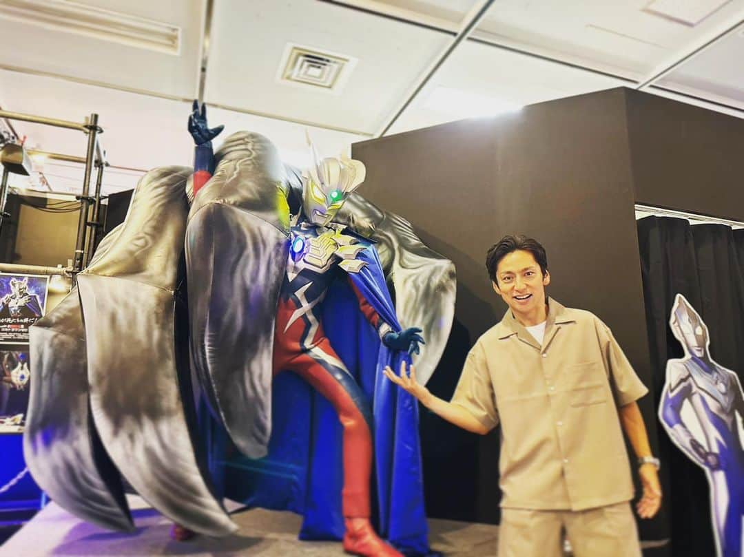 川久保拓司さんのインスタグラム写真 - (川久保拓司Instagram)「先日、『ウルトラヒーローズEXPO2023 サマーフェスティバル IN池袋・サンシャインシティ』に行ってきました！ もうね、…最高。 心からはしゃぎましたよ！ 写真は、ウルトラマンゼロとの2ショット。ゼロさん、カッコよすぎるぜ…！ ウルサマ、今年も最高すぎました！！ #ウルトラヒーローズEXPO2023 #ウルサマ #ウルトラマンゼロ #他にも写真撮りまくったので #また載せます #ウルトラマンって本当に最高」8月11日 12時25分 - takuji_kawakubo