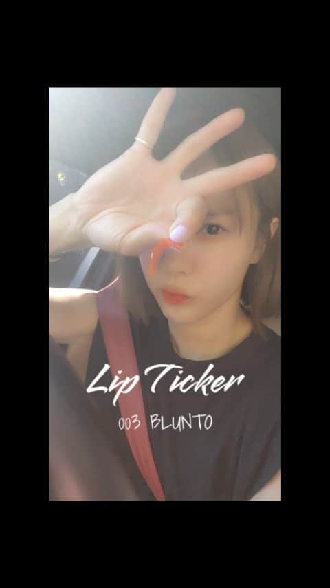 ユ・ハナのインスタグラム：「하루만에 품절되서 주문하고도 못 받으시는분들께, 일일이 문자드렸지만 아직도 너무 죄송한 맘이에요😭 2차공구는 9/25 이에요! 그땐 수량 진짜 여유있게 준비할게요!  아직 003번 레드오렌지 빛의 '블런토'  구매가능하세요!  약속 가기전 차에서 바르고 내리기전 떼어내면 24시간, 입술컬러 바를 일 없죠! 거울안보고 대충 립밤만 바르세요♡  003번은요, 제가 002번 다음으로 좋아하는 컬러인데, 오래 두고 떼면 레드빛을 더 띄지만 서서히 오렌지빛이 감도는,  더운 여름 뭔가 상큼하고 생기도는 컬러에요🧡  영상으로 보아주세요😍   워터프루프이고 뭍어남없이  24시간 입술색물들이기♡  003번의 수량은 조큼 남아있어요! :)」
