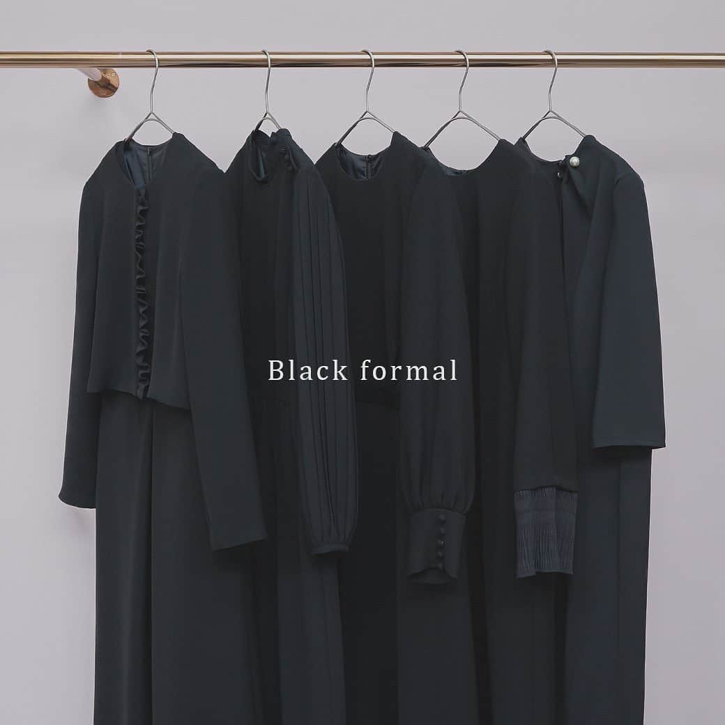 kaene －カエン－のインスタグラム：「- Black formal -  kaeneでは結婚式や卒園/卒業式といったハレの日にも着回し可能な、デザイン性と機能性を兼ね備えたブラックフォーマルを提案しています。  喪服として使える生地は "フォーマルブラック" とよばれる、漆黒色の種類になります。  こちらのアイテムは全てフォーマルブラックの生地を使用しているので、冠婚葬祭すべてのシーンで安心してご着用いただけます◎  商品に関する詳しい情報は、ストーリーのリンクからご覧ください✔️  #kaene #blackdresses  #blackformal  #冠婚葬祭」