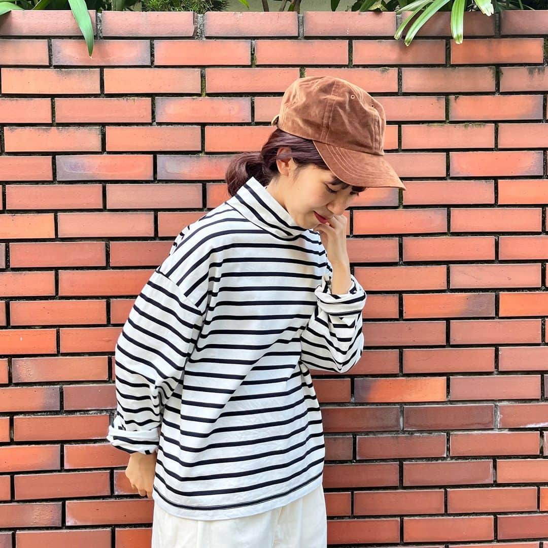 parici_officialのインスタグラム：「. ＝＝＝ハイネックボーダー＝＝＝  …⁑…8/11(fri.)〜順次販売start…⁑…  お店には早くも秋物が入荷します…！ ボーダー＝カジュアルだけど、パリッとした生地感は肌離れがよく、1枚でもキレイなシルエット。 メンズライクだけど丈感は着やすいバランスで。 高すぎないハイネックは、インナーにもこれから大活躍しそうです🧣  [PAR ICI] ・50-01-CT-009-23-2 引き揃え天竺ボーダー ハイネックPO ¥11,880  #parici #23aw #ボーダー #ハイネック #カットソー」