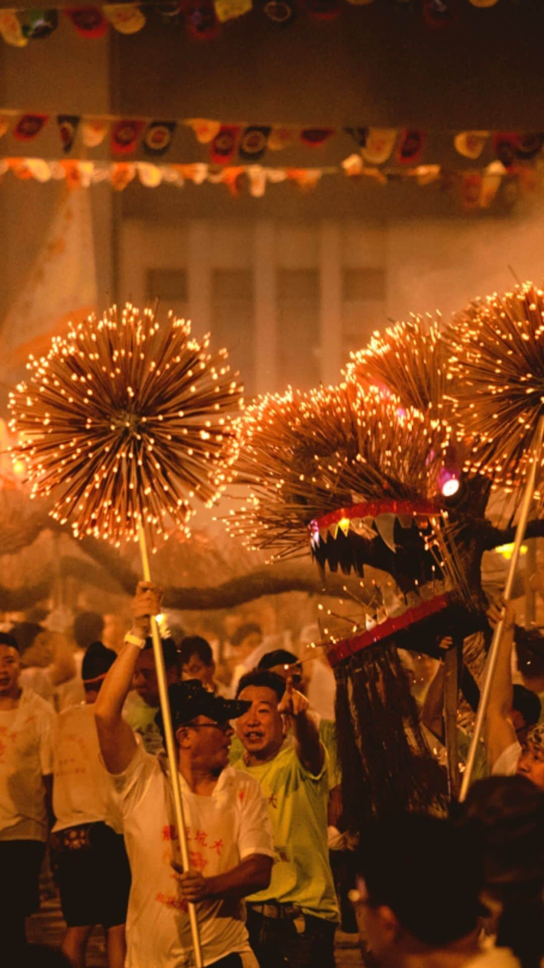 Discover Hong Kongのインスタグラム：「[The Fire Dragon Returns after 4️⃣ years 🐲] It’s been four years — did you miss the Tai Hang Fire Dragon Dance? Well, you don’t have much longer to wait, as the century-old tradition will return this Mid-Autumn Festival!🌙 For three nights, more than 300 participants will be performing this dazzling dance together through the streets of Tai Hang. If you want to witness the fire dragon🐉 soaring again, be sure to circle the following dates:   📅: 28-30 September 2023 ⏰: 8:15-10:30pm (28-29 September 2023); 8:15-10pm (30 September 2023)  📍: Tai Hang, Causeway Bay, Hong Kong Island (Best vantage point: Wun Sha Street)    Find out more about the 144-year-old Tai Hang tradition before you go🔍: bit.ly/3DPJBYb   【暌違4️⃣年🐲火龍再現】 四年冇見，大家有冇掛住大坑舞火龍嘅盛況呢？想親身體驗呢個擁有過百年歷史嘅盛事，唔需要再久等啦，因為大坑舞火龍即將於今個中秋🌙一連三晚再度歸來！屆時將會有超過三百位健兒同場表演！想見證火龍再度飛舞🐉大坑嘅朋友，記得Bookmark定下列時間地點，一齊參與呢個一年一度嘅盛事，到時見！  📅：2023年9月28日至30日 ⏰：晚上約8時15分至10時30分（9月28日至9月29日）；晚上約8時15分至10時正（9月30日） 📍：銅鑼灣大坑（最佳觀賞地點：浣紗街）  到場觀賞表演之前，不妨先了解下呢項擁有144年歷史嘅大坑文化🔍：bit.ly/3KAvBFN  #TaiHangFireDragonDance #HelloHongKong #DiscoverHongKong」