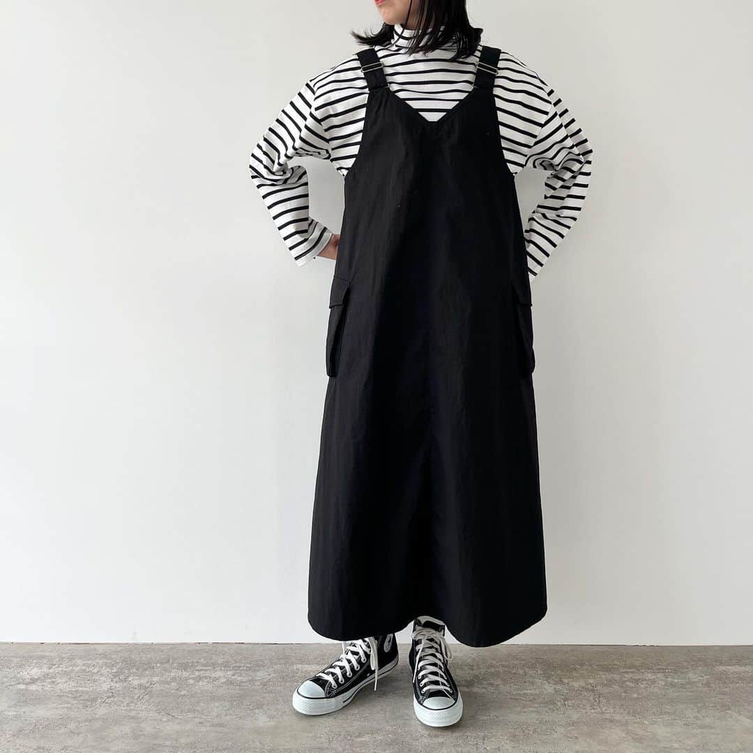 parici_officialのインスタグラム：「. ＝＝＝ハイネックボーダー＝＝＝  …⁑…8/11(fri.)〜順次販売start…⁑…  お店には早くも秋物が入荷します…！ ボーダー＝カジュアルだけど、パリッとした生地感は肌離れがよく、1枚でもキレイなシルエット。 メンズライクだけど丈感は着やすいバランスで。 高すぎないハイネックは、インナーにもこれから大活躍しそうです🧣  [PAR ICI] ・50-01-CT-009-23-2 引き揃え天竺ボーダー ハイネックPO ¥11,880  #parici #23aw #ボーダー #ハイネック #カットソー」