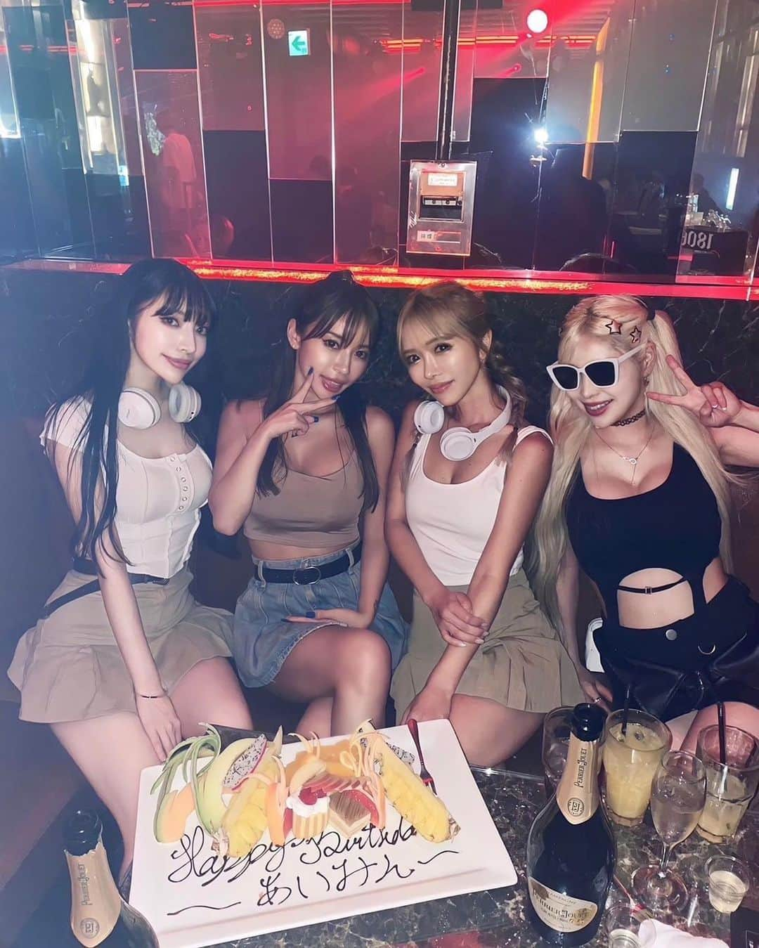 ?????さんのインスタグラム写真 - (?????Instagram)「. この日は姫のお祝いに久々TK👸👯‍♀️  韓国のイベントだったみたいでY2Kコーデで合わせた🇰🇷🤍  最近可愛い子と遊びすぎて目が肥えそう🐷  . . #y2k #y2kfashion #y2kコーデ #nightout #韓国ファッション」8月11日 21時00分 - julia__0917