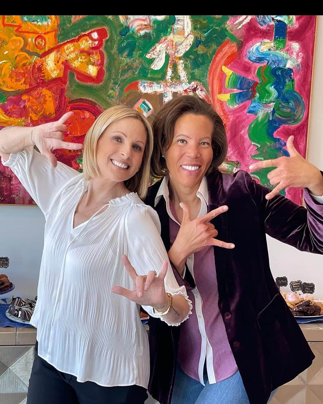 マーリー・マトリンのインスタグラム：「It’s RUTHIE’S birthday! Help me give @drruthiemd a HUGE birthday shout out because she truly deserves it!!! Yo girl, my only SOUL SISTER, you must know how much I love you. All the 36 years we’ve known each other has been nothing short of love, laughter, tears,  and so much more. Your loyalty to our friendship is one that is fiercely honest and I love you for that. Happy birthday, my girl. 🎂💜🎂💜🤟🏼🤟🏼#august11th」