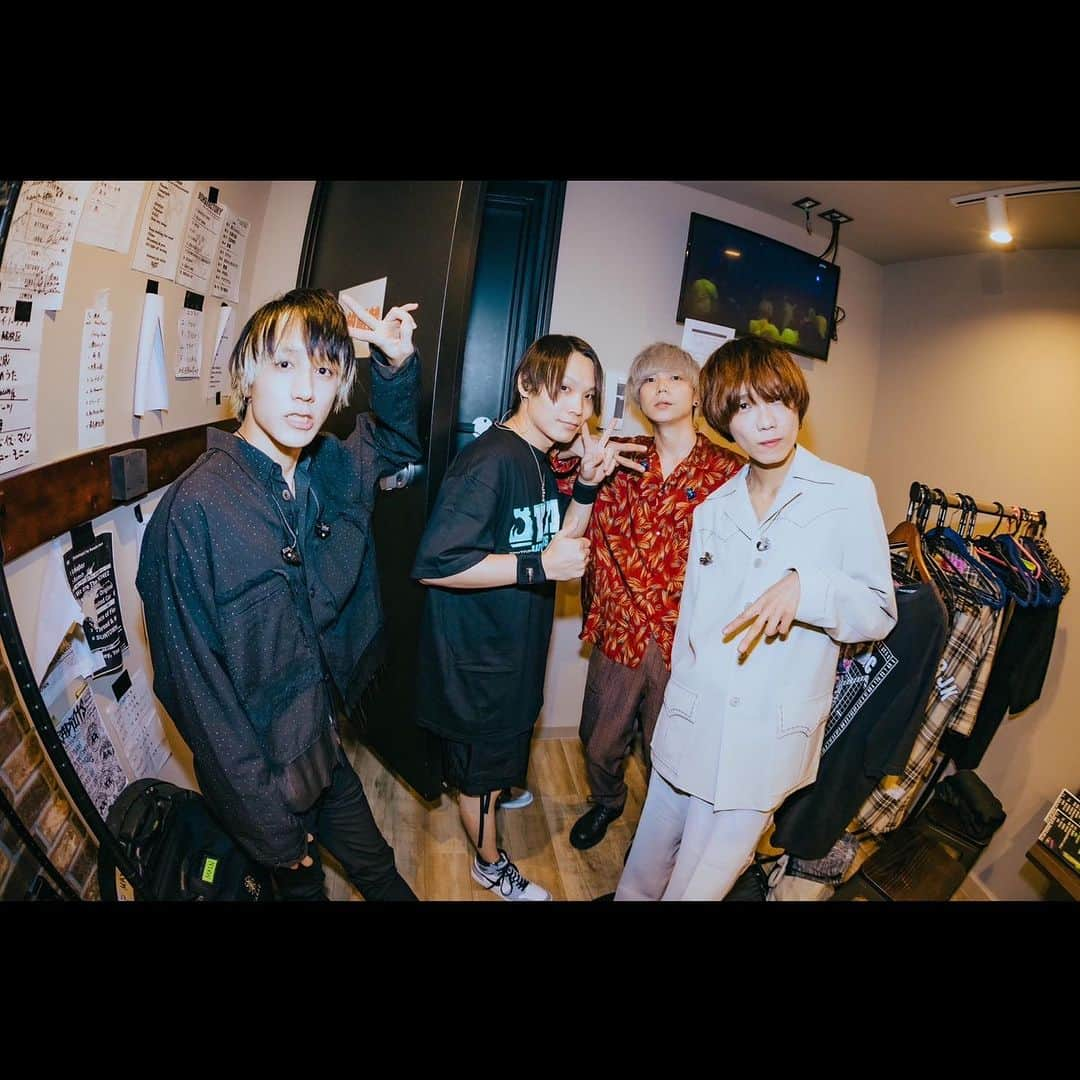 KANDAIさんのインスタグラム写真 - (KANDAIInstagram)「2023.08.10@横浜BuzzFront ・ with Rythmic Toy World LOCAL CONNECT ・ 控えめにいって最高のスリーマンでした！ローコネも久しぶりだったけど更にカッコよくなってて流石でした。 リズミック先輩は言わずもがな。昔から大好きな先輩達でございまして。地元の先輩がドラム叩いてるリズミックはまた一味違う良さがあって痺れました！ ・ 急遽リズミックのバンTもらってライブしちゃうのも仲良し対バンならではでハッピー！ ・ またこのスリーマンしたいなぁ！ ・ お初の横浜BuzzFrontは行ったら噂には聞いてましたが昔Lizardでお世話になってたスタッフさんがいてもう入りしてからすぐホームでした。笑 横浜らしさ全開のライブハウス。最高。またよろしくお願いします🥁 ・ I⭐︎YOKOHAMA ・ 📷( @sskami_ ) ・ #lennycodefiction #drum #drummer #sakae #sakaedrums #sakaeosakaheritage #dw #paiste #lerni #64audio  #ボルト #ナルト #炎炎ノ消防隊 #僕のヒーローアカデミア #dgraymanhallow #allout #魔王学院の不適合者 #邦楽 #邦ロック #rythmictoyworld #localconnect」8月11日 12時41分 - kandai918