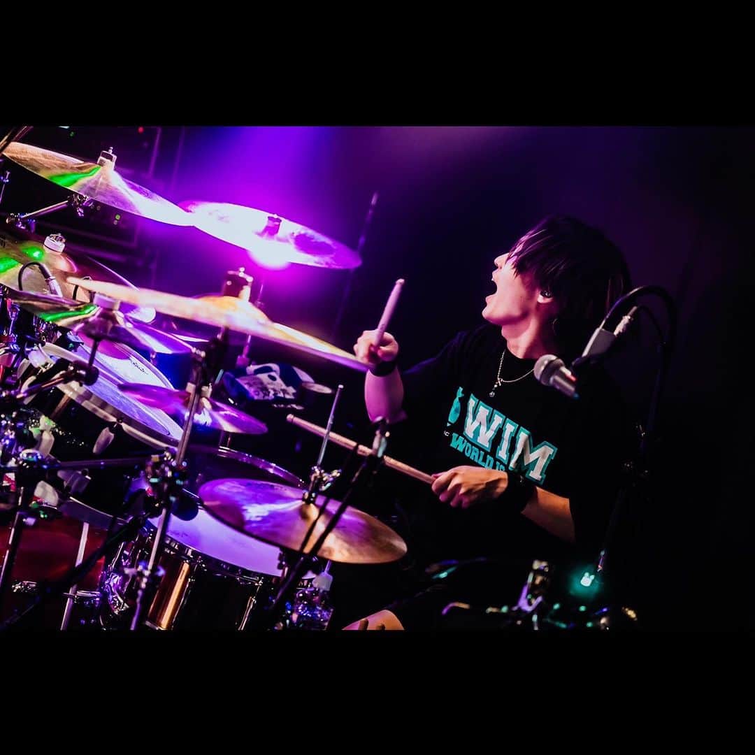 KANDAIのインスタグラム：「2023.08.10@横浜BuzzFront ・ with Rythmic Toy World LOCAL CONNECT ・ 控えめにいって最高のスリーマンでした！ローコネも久しぶりだったけど更にカッコよくなってて流石でした。 リズミック先輩は言わずもがな。昔から大好きな先輩達でございまして。地元の先輩がドラム叩いてるリズミックはまた一味違う良さがあって痺れました！ ・ 急遽リズミックのバンTもらってライブしちゃうのも仲良し対バンならではでハッピー！ ・ またこのスリーマンしたいなぁ！ ・ お初の横浜BuzzFrontは行ったら噂には聞いてましたが昔Lizardでお世話になってたスタッフさんがいてもう入りしてからすぐホームでした。笑 横浜らしさ全開のライブハウス。最高。またよろしくお願いします🥁 ・ I⭐︎YOKOHAMA ・ 📷( @sskami_ ) ・ #lennycodefiction #drum #drummer #sakae #sakaedrums #sakaeosakaheritage #dw #paiste #lerni #64audio  #ボルト #ナルト #炎炎ノ消防隊 #僕のヒーローアカデミア #dgraymanhallow #allout #魔王学院の不適合者 #邦楽 #邦ロック #rythmictoyworld #localconnect」