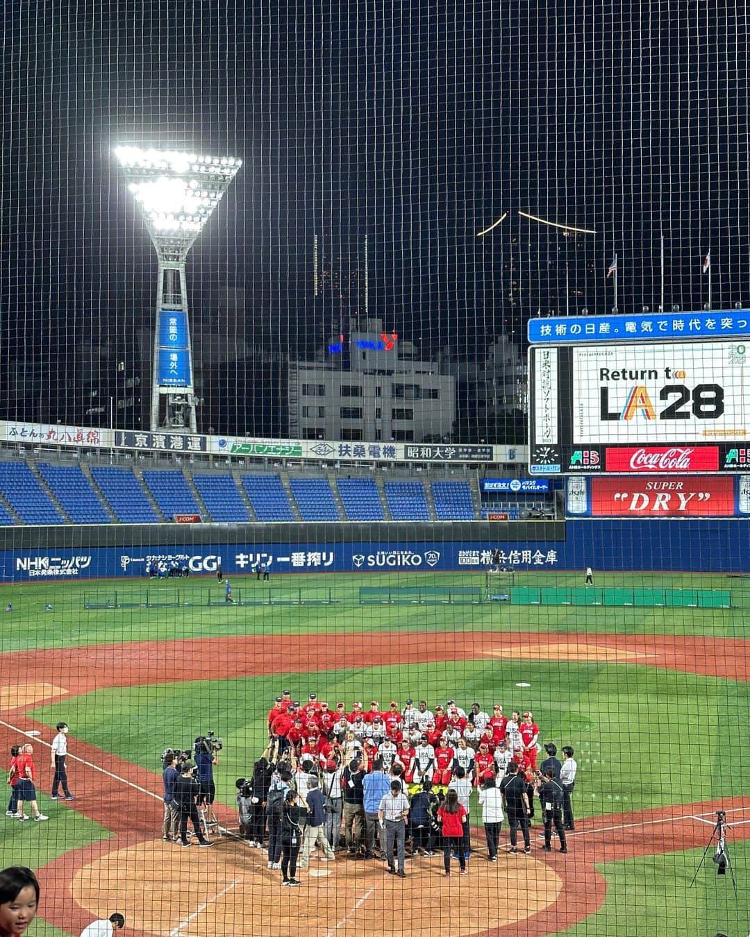長崎望未さんのインスタグラム写真 - (長崎望未Instagram)「.  先日、横浜スタジアムに🥎  第1回WBSC U15 女子ソフトボール ワールドカップ2023のPR活動をしてきました🥰  久しぶりに、レプリカですが JAPANのユニフォームを着たら  びっくりするくらいなぜか似合わない😂 違和感あるって言われました😂笑  数年前はちゃんと着てたはずなのに🇯🇵 なんででしょう😂💦笑  久しぶりにソフトボールファンの 方々ともたくさんお話しできて  とても素敵な時間でした☺️✨  この日は日米対抗2023の最終戦が行われ JAPANの勝利！🇯🇵🏆🫶🏻✨  代表だけの試合じゃなくJDリーグにも🥎 (ジャパンダイヤモンドリーグ💎)  もっともっとサポーターの皆さんが 増えたらいいなと思いながら…🥰  これからもっとソフトボールを みんなで盛り上げていきたいなと思いました🥎！  やっぱりソフトボール観戦にも 立売スタッフいたらいいのになぁ🍻🤤  ってプロスタ来たらいっつも思うの 私だけなのかな🫢🤭笑  10月には私もオフィシャルサポーターを 務めさせていただいている  U15ワールドカップ2023の 記念すべき1回目が東京で開催されるので  入場も無料だし、これを機に たくさんの方にソフトボールの 楽しさを知ってもらえたらなと 思っています🥎🩷🥺！  また色々と告知していきまーす🥰✨  #WBSC #🥎 #🥎❤️」8月11日 12時56分 - nozomi.nagasaki
