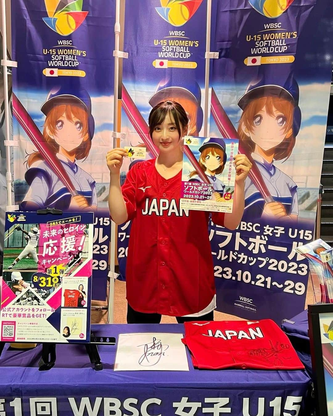 長崎望未さんのインスタグラム写真 - (長崎望未Instagram)「.  先日、横浜スタジアムに🥎  第1回WBSC U15 女子ソフトボール ワールドカップ2023のPR活動をしてきました🥰  久しぶりに、レプリカですが JAPANのユニフォームを着たら  びっくりするくらいなぜか似合わない😂 違和感あるって言われました😂笑  数年前はちゃんと着てたはずなのに🇯🇵 なんででしょう😂💦笑  久しぶりにソフトボールファンの 方々ともたくさんお話しできて  とても素敵な時間でした☺️✨  この日は日米対抗2023の最終戦が行われ JAPANの勝利！🇯🇵🏆🫶🏻✨  代表だけの試合じゃなくJDリーグにも🥎 (ジャパンダイヤモンドリーグ💎)  もっともっとサポーターの皆さんが 増えたらいいなと思いながら…🥰  これからもっとソフトボールを みんなで盛り上げていきたいなと思いました🥎！  やっぱりソフトボール観戦にも 立売スタッフいたらいいのになぁ🍻🤤  ってプロスタ来たらいっつも思うの 私だけなのかな🫢🤭笑  10月には私もオフィシャルサポーターを 務めさせていただいている  U15ワールドカップ2023の 記念すべき1回目が東京で開催されるので  入場も無料だし、これを機に たくさんの方にソフトボールの 楽しさを知ってもらえたらなと 思っています🥎🩷🥺！  また色々と告知していきまーす🥰✨  #WBSC #🥎 #🥎❤️」8月11日 12時56分 - nozomi.nagasaki