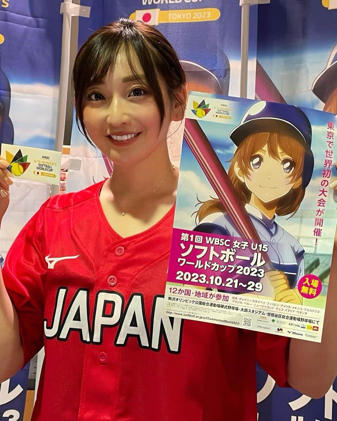 長崎望未さんのインスタグラム写真 - (長崎望未Instagram)「.  先日、横浜スタジアムに🥎  第1回WBSC U15 女子ソフトボール ワールドカップ2023のPR活動をしてきました🥰  久しぶりに、レプリカですが JAPANのユニフォームを着たら  びっくりするくらいなぜか似合わない😂 違和感あるって言われました😂笑  数年前はちゃんと着てたはずなのに🇯🇵 なんででしょう😂💦笑  久しぶりにソフトボールファンの 方々ともたくさんお話しできて  とても素敵な時間でした☺️✨  この日は日米対抗2023の最終戦が行われ JAPANの勝利！🇯🇵🏆🫶🏻✨  代表だけの試合じゃなくJDリーグにも🥎 (ジャパンダイヤモンドリーグ💎)  もっともっとサポーターの皆さんが 増えたらいいなと思いながら…🥰  これからもっとソフトボールを みんなで盛り上げていきたいなと思いました🥎！  やっぱりソフトボール観戦にも 立売スタッフいたらいいのになぁ🍻🤤  ってプロスタ来たらいっつも思うの 私だけなのかな🫢🤭笑  10月には私もオフィシャルサポーターを 務めさせていただいている  U15ワールドカップ2023の 記念すべき1回目が東京で開催されるので  入場も無料だし、これを機に たくさんの方にソフトボールの 楽しさを知ってもらえたらなと 思っています🥎🩷🥺！  また色々と告知していきまーす🥰✨  #WBSC #🥎 #🥎❤️」8月11日 12時56分 - nozomi.nagasaki