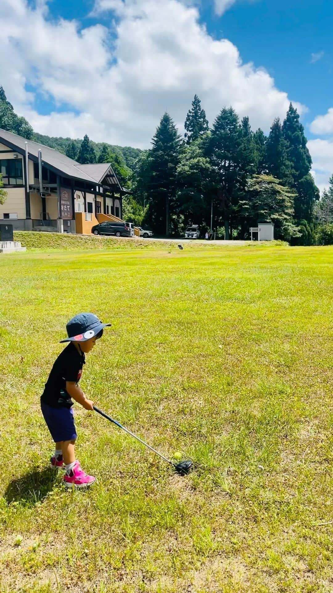 清澤恵美子のインスタグラム：「おたてに向かって⛳️ 安心してください。下手です😂 笑笑　@hidefumi_7 #3歳ゴルフ」