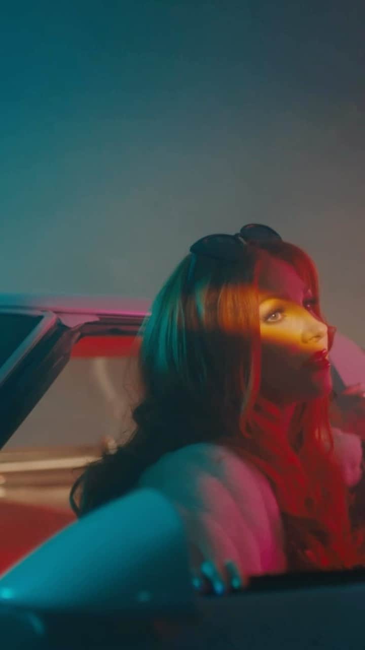 ボニー・マッキーのインスタグラム：「HOT CITY IS OUT NOW!! Thank you for the endless love & support over the years not only for this single but literally EVERYTHING!!! Y’all are the best 🥰❤️🔥🌆」